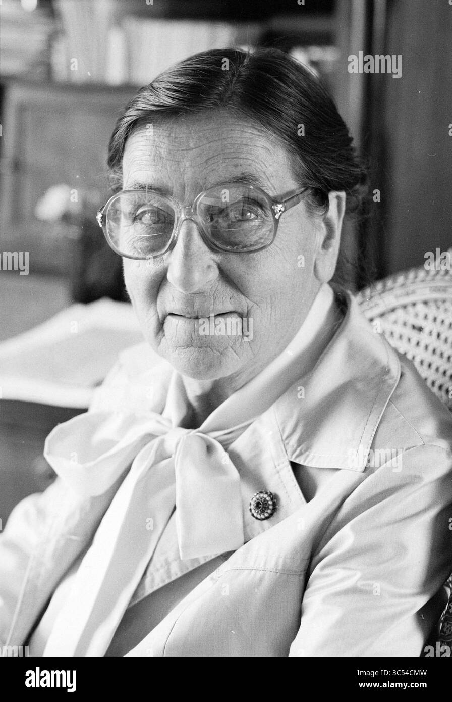 Ritratto Signora Reeser insegnante di musica, musica, ritratti, persone che cantano e musica, 20-09-1979 Whizgle News, Dutch Desk, Paesi Bassi, 1950-2000 una donna anziana con occhiali e un'espressione delicata si siede comodamente, indossando una giacca di colore chiaro con un fiocco sul colletto. Il suo sguardo premuroso suggerisce una vasta esperienza di vita e una piccola spilla adorna la sua giacca. Dietro di lei, si possono vedere accenni di un ambiente accogliente. Foto Stock