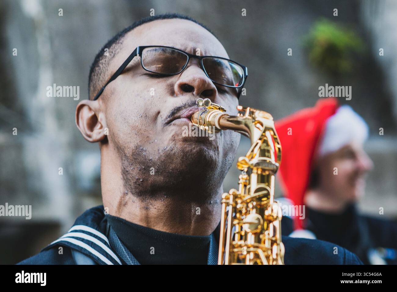 14 dicembre 2019 - Giappone - il musicista di terza classe Jared Goodrum, 7th Fleet Band, suona il suo sassofono durante il 33° Festival annuale Mochi Pounding alla base JMSDF Yokosuka, Giappone. Il mochi è un tradizionale cibo giapponese realizzato con riso cotto a martellare con mazzuoli di legno. La celebrazione è stata un evento culturale per promuovere il lavoro di squadra tra le due forze e per celebrare l'arrivo del nuovo anno. (Immagine di credito: © U.S. Navy/ZUMA Wire/ZUMAPRESS.com) Foto Stock
