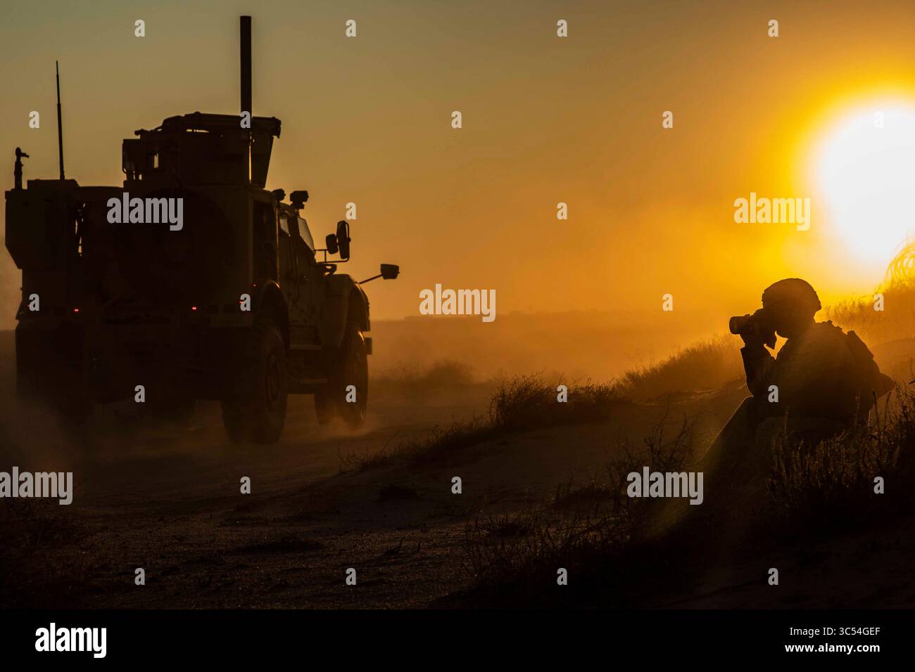 21 dicembre 2019 - Kuwait - Un Marine degli Stati Uniti assegnato allo Special Purpose Marine Air-Ground Task Force Crisis Response Central Command (SPMAGTF-CR-CC) 19.2, fotografa un Mine Resistant Ambush Protected All-Terrain Vehicle (M-ATV) durante un corso di guida di veicoli tattici in Kuwait, 21 dicembre 2019. SPMAGTF-CR-CC è una forza di reazione rapida, pronta a distribuire una varietà di funzionalità in tutta la regione. (Immagine di credito: © U.S. Marines/ZUMA Wire/ZUMAPRESS.com) Foto Stock