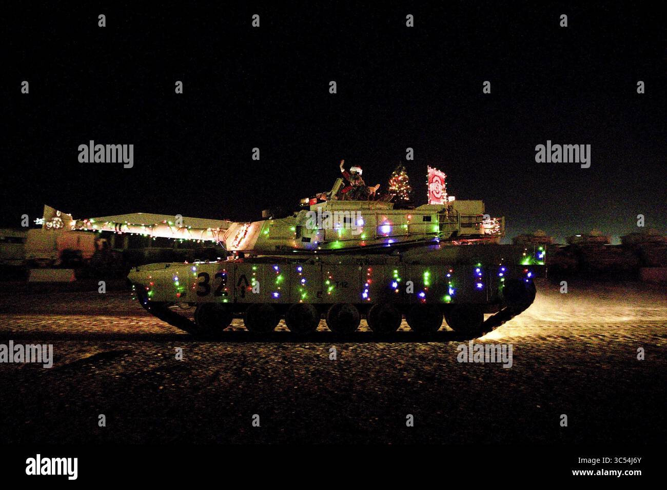 25 dicembre 2019, Buehring, Kuwait: Un carro armato M1A1 Abrams decorato con luci natalizie prende parte alla 30th Armored Brigade Combat Inaugural Holiday Parade la vigilia di Natale 24 dicembre 2019 a Camp Buehring, Kuwait. I soldati sono dispiegati per sostenere l'operazione Spartan Shield in Medio Oriente e si fermano per celebrare la festa. (Immagine di credito: © Devin Lewis/Planetpix/Planet Pix tramite cavo ZUMA) Foto Stock 25 dicembre 2019, Buehring, Kuwait: Un carro armato M1A1 Abrams decorato con luci natalizie prende parte alla 30th Armored Brigade Combat Inaugural Holiday Parade la vigilia di Natale 24 dicembre 2019 a Camp Buehring, Kuwait. I soldati sono dispiegati per sostenere l'operazione Spartan Shield in Medio Oriente e si fermano per celebrare la festa. (Immagine di credito: © Devin Lewis/Planetpix/Planet Pix tramite cavo ZUMA) Foto Stock