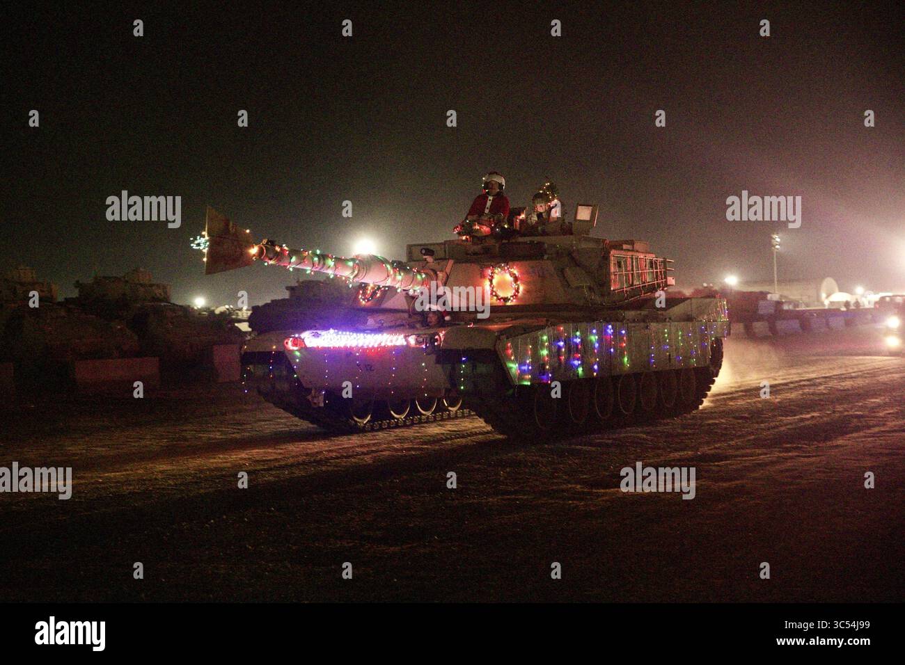 25 dicembre 2019, Buehring, Kuwait: Un carro armato M1A1 Abrams decorato con luci natalizie prende parte alla 30th Armored Brigade Combat Inaugural Holiday Parade la vigilia di Natale 24 dicembre 2019 a Camp Buehring, Kuwait. I soldati sono dispiegati per sostenere l'operazione Spartan Shield in Medio Oriente e si fermano per celebrare la festa. (Immagine di credito: © Devin Lewis/Planetpix/Planet Pix tramite cavo ZUMA) Foto Stock 25 dicembre 2019, Buehring, Kuwait: Un carro armato M1A1 Abrams decorato con luci natalizie prende parte alla 30th Armored Brigade Combat Inaugural Holiday Parade la vigilia di Natale 24 dicembre 2019 a Camp Buehring, Kuwait. I soldati sono dispiegati per sostenere l'operazione Spartan Shield in Medio Oriente e si fermano per celebrare la festa. (Immagine di credito: © Devin Lewis/Planetpix/Planet Pix tramite cavo ZUMA) Foto Stock