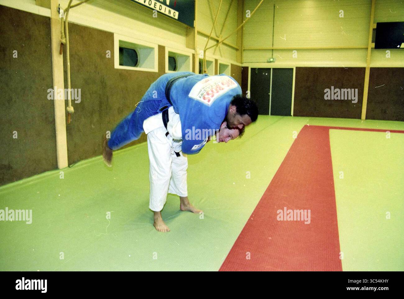 Judokas Kenamju Haarlem, Haarlem, Paesi Bassi, 27-10-1998 Whizgle News, Dutch Desk, i Paesi Bassi, 1950-2000 due persone praticano judo in uno spazio di allenamento, con una persona che esegue un lancio mentre l'altra viene sollevata da terra, mostrando il movimento dinamico dello sport. Foto Stock