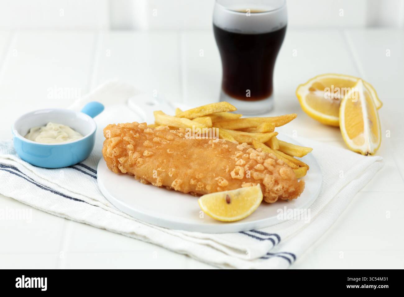 Fish and Chips: Pesce croccante in pastella servito con patatine fritte, un pasto da asporto popolare in Australia e nel Regno Unito. Foto Stock