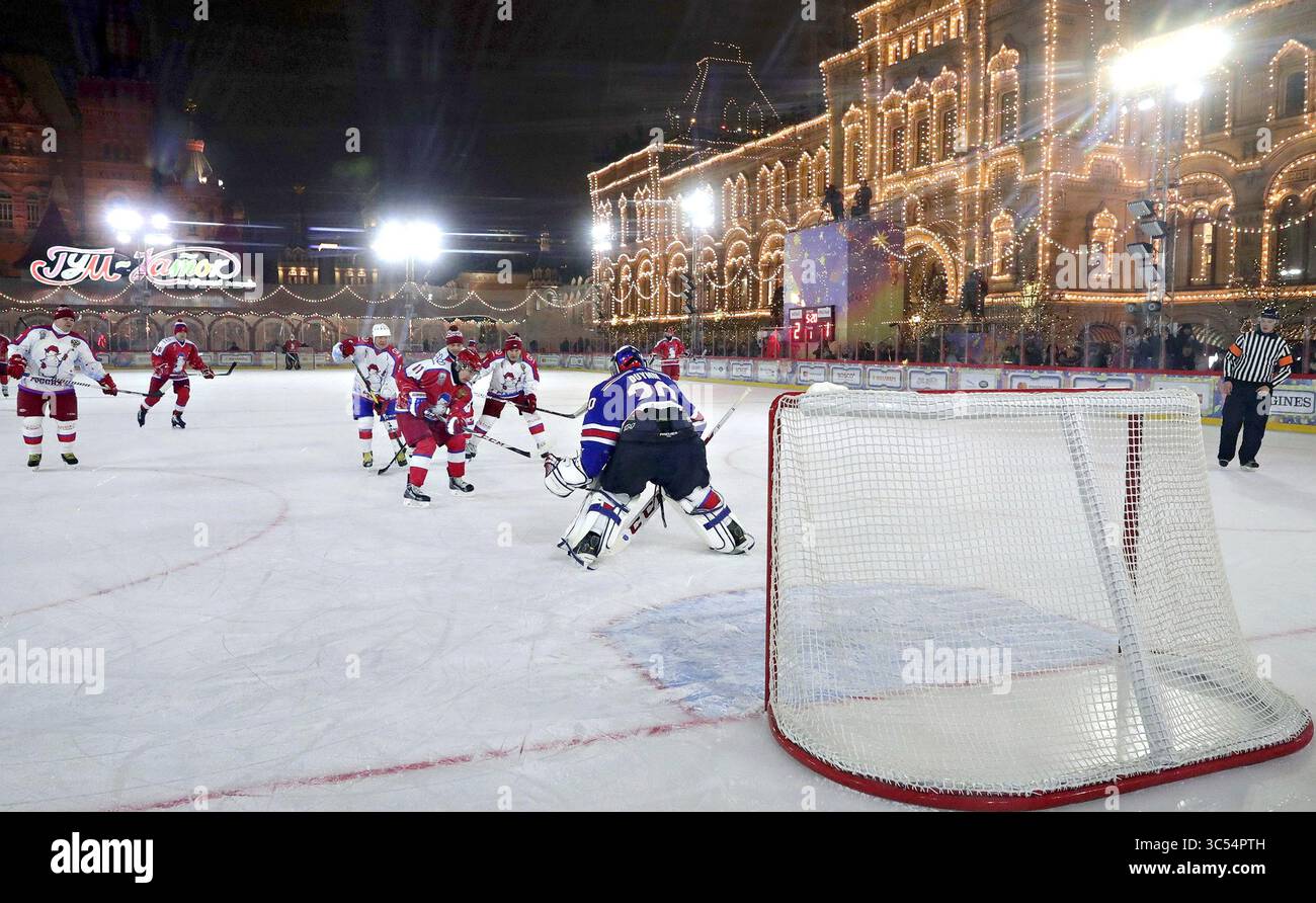 27 dicembre 2019, Mosca, Russia: Il presidente russo Vladimir Putin, n. 11, si sposta in porta durante una partita amichevole di hockey su ghiaccio nella Night Hockey League presso la pista di pattinaggio del magazzino GUM nella Piazza Rossa il 25 dicembre 2019 a Mosca, Russia. (Immagine di credito: © Alexei Druzhinin/Cremlino Pool/Planet Pix via ZUMA Wire) Foto Stock