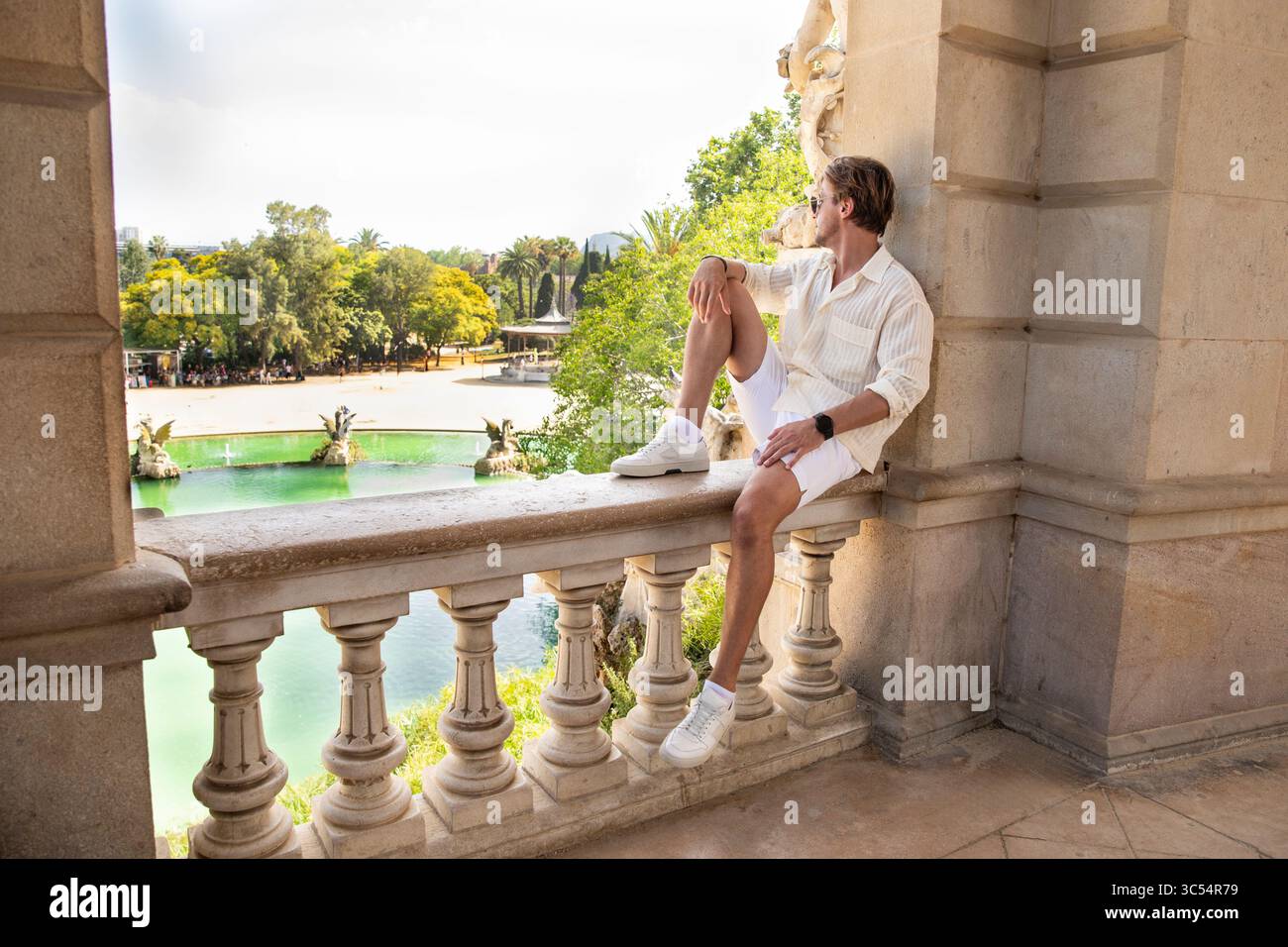 L'uomo gode della vista del parco dalla terrazza Foto Stock