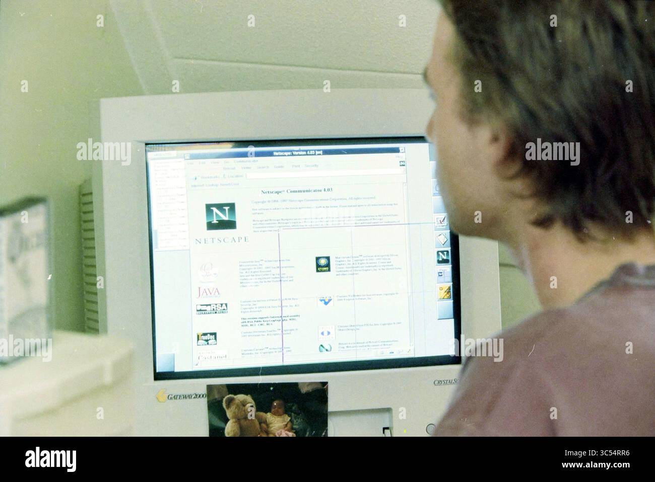 J. Koops, Internet, Haarlem (Ferron), Haarlem, Paesi Bassi, 11-05-1998 Whizgle News, Dutch Desk, Paesi Bassi, 1950-2000 Una persona è seduta al computer, concentrandosi su una pagina web che mostra il browser Netscape insieme a vari loghi e informazioni relative alla tecnologia web. Un orsacchiotto e una piccola foto sono visibili sul banco di fronte a loro. Foto Stock