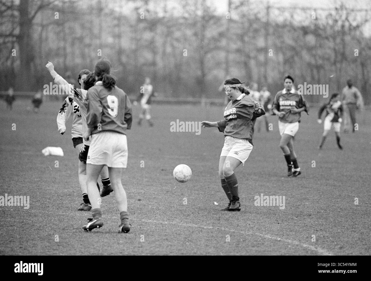 Torneo di calcio femminile VSV, Driehuis, Driehuis, 05-04-1996 Whizgle News, Dutch Desk, i Paesi Bassi, 1950-2000 Un momento di grande entusiasmo sul campo di calcio cattura i giocatori in azione, mostrando atletismo e lavoro di squadra. Un giocatore tira con abilità la palla mentre compagni di squadra e avversari si impegnano nel gioco, evidenziando l'energia competitiva del gioco. Foto Stock