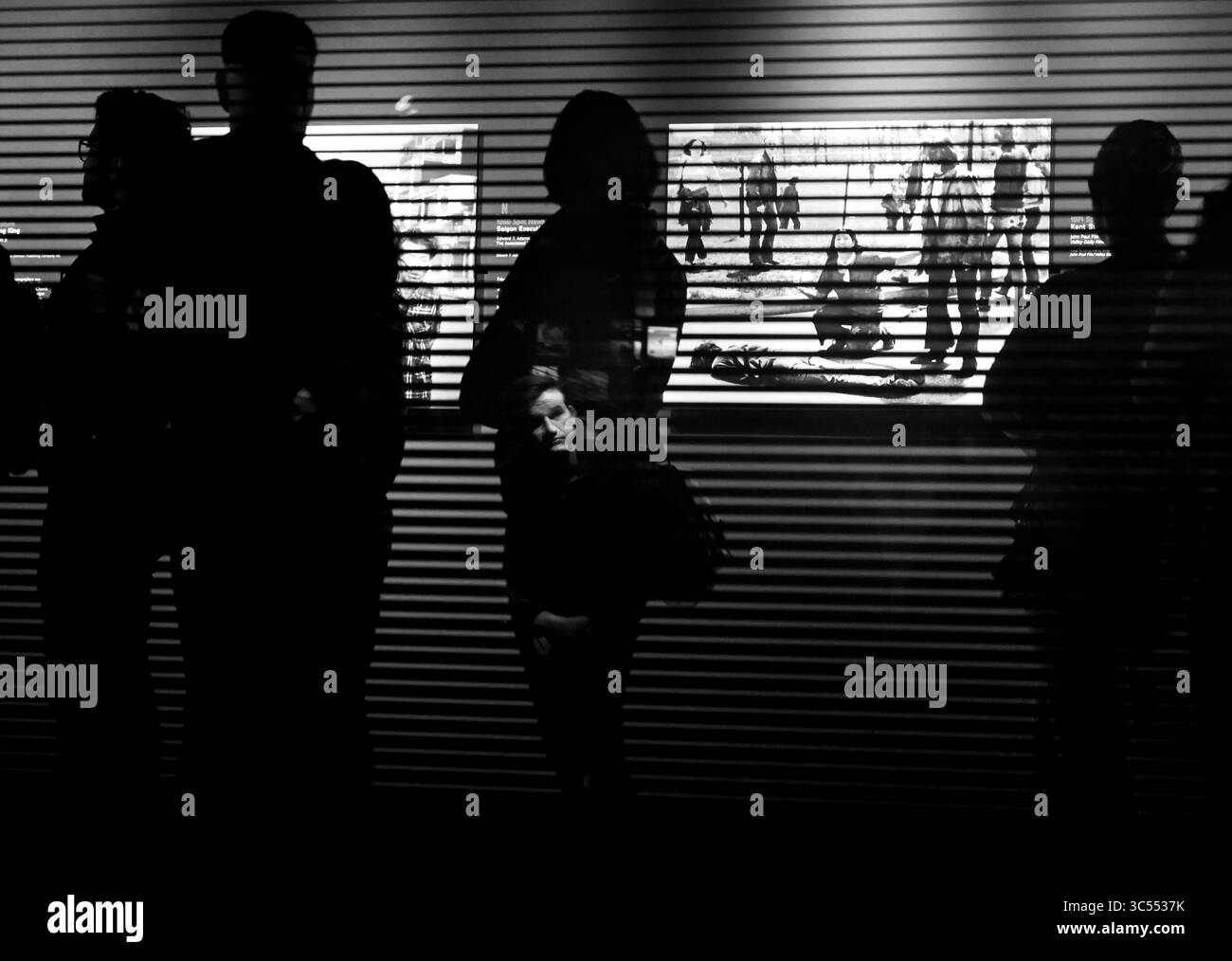 27 dicembre 2019, Washington, DC, USA: Le persone visitano il Newseum e salutano durante gli ultimi giorni prima di chiudere le porte la vigilia di Capodanno. Le note lasciate su una bacheca interattiva recitano "Rip Newseum" e "il Newseum morente dice tutto quando si tratta dello stato delle notizie in America 2019". Il museo è un'icona del giornalismo e della libertà di parola ed è amato da molti, ma è caduto in tempi difficili finanziariamente ed è stato acquistato dalla Johns Hopkins. (Immagine di credito: © Carol Guzy/ZUMA Wire) Foto Stock