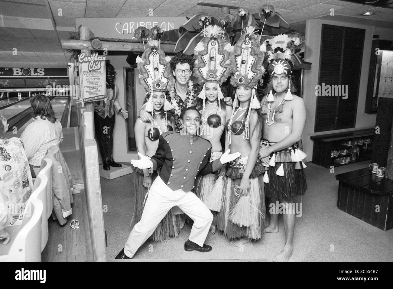 Ruud Dafin claus party House, Persons, 17-09-1989 Whizgle News, Dutch Desk, Paesi Bassi, 1950-2000 Un gruppo vivace si posa in abiti festivi, mostrando vibranti costumi adornati da elaborati copricapi. Il pezzo centrale è un interprete in un outfit sartoriale che colpisce una posa dinamica, mentre altri sono orgogliosi di stare accanto, il tutto irradiando un senso di gioia e di festa. Lo sfondo suggerisce un ambiente a tema caraibico, che esalta l'atmosfera festosa. Foto Stock Ruud Dafin claus party House, Persons, 17-09-1989 Whizgle News, Dutch Desk, Paesi Bassi, 1950-2000 Un gruppo vivace si posa in abiti festivi, mostrando vibranti costumi adornati da elaborati copricapi. Il pezzo centrale è un interprete in un outfit sartoriale che colpisce una posa dinamica, mentre altri sono orgogliosi di stare accanto, il tutto irradiando un senso di gioia e di festa. Lo sfondo suggerisce un ambiente a tema caraibico, che esalta l'atmosfera festosa. Foto Stock