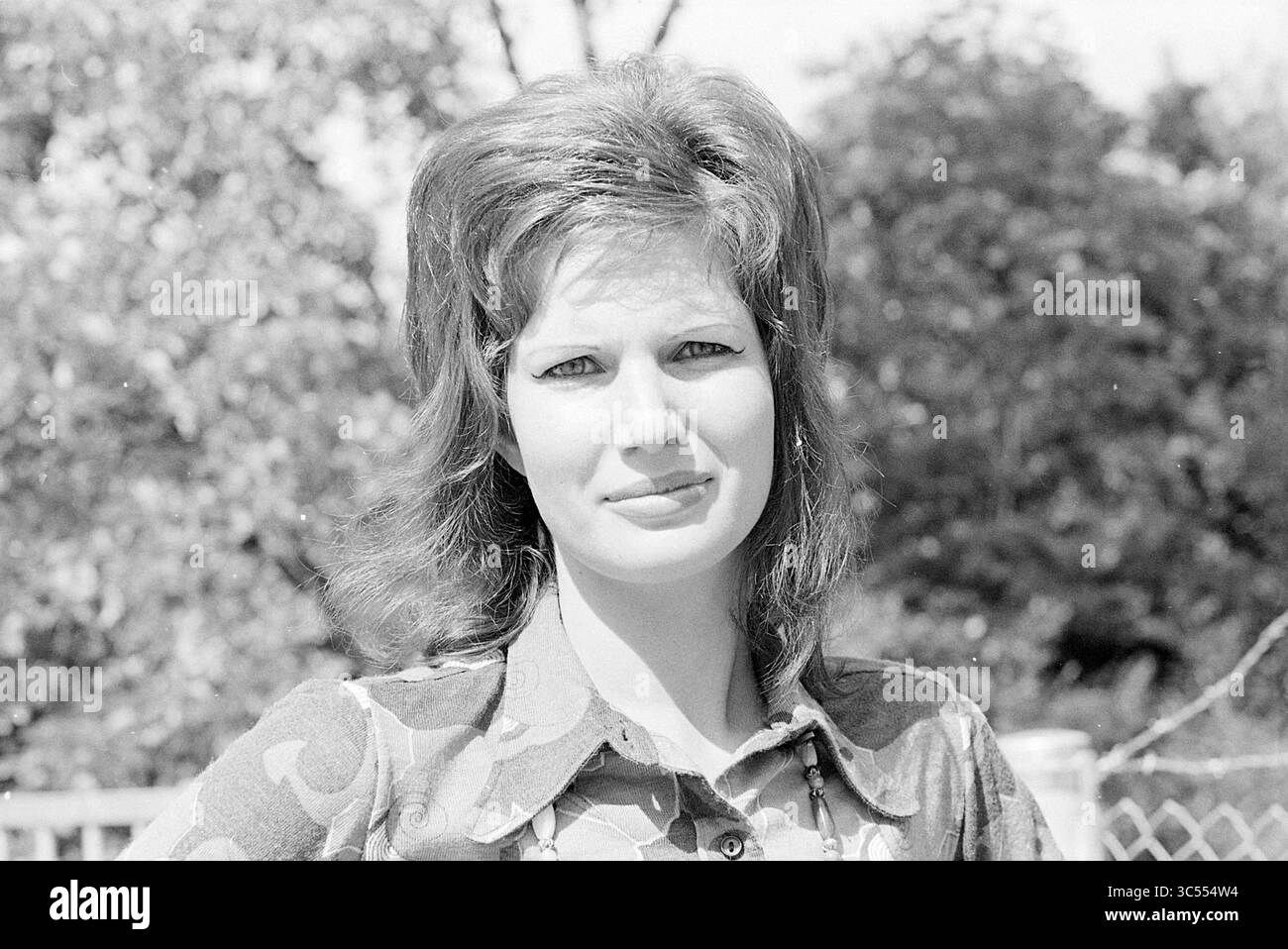 Models Loe-Loe, Models, 29-05-1971 Whizgle News, Dutch Desk, Paesi Bassi, 1950-2000 Una giovane donna con i suoi particolari capelli e le sue audaci sopracciglia guarda con sicurezza la fotocamera, vestita con una camicetta a motivi geometrici e adagiata su uno sfondo di alberi. Foto Stock