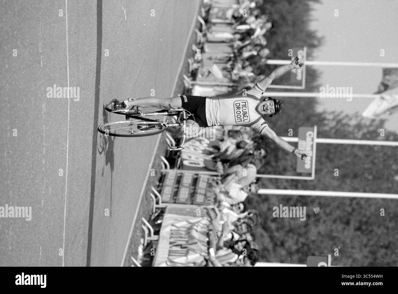 Tour in bicicletta di Spaarnwoude, Ciclismo, Spaarnwoude, 10-05-1981 Whizgle News, Banco olandese, i Paesi Bassi, 1950-2000 Un ciclista festeggia trionfalmente con le braccia alzate mentre attraversa il traguardo, circondato da una folla che applaude e striscioni sullo sfondo. Foto Stock