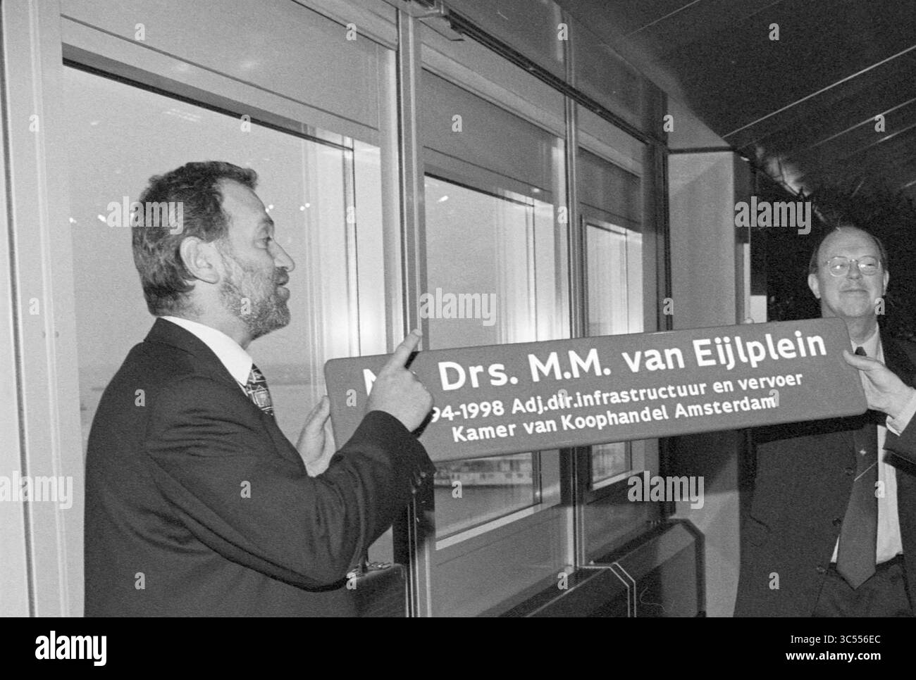 Camera di commercio: Addio al sig. Van Eijl, Haarlem, Nassauplein, Paesi Bassi, 01-12-1998 Whizgle News, Dutch Desk, Paesi Bassi, 1950-2000 due uomini stanno svelando un cartello con la scritta "Dr. M. van Eijlplein", che indica un luogo legato alle infrastrutture e ai trasporti. L'atmosfera suggerisce un evento formale, forse segnando il nome di un luogo ad Amsterdam. Foto Stock