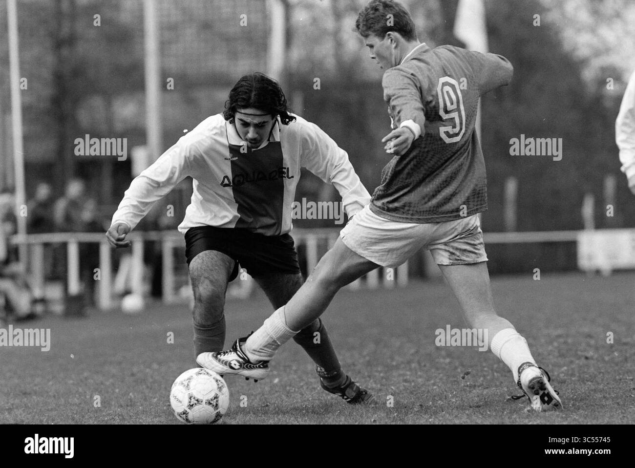 Football, DCO A1 - Stormvogels A1, 19-04-1997 Whizgle News, Dutch Desk, Paesi Bassi, 1950-2000 due giocatori di calcio si impegnano in un momento dinamico sul campo; uno dribbla la palla abilmente mentre l'altro tenta di bloccare il gioco, mostrando l'intensità e lo spirito competitivo del gioco. Foto Stock