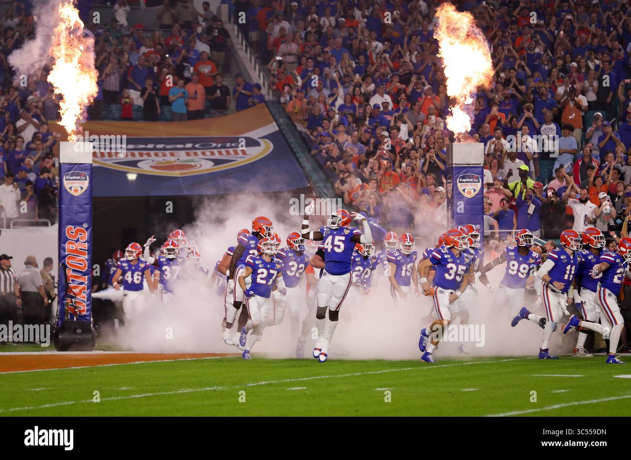 30 dicembre 2019: La squadra di football dei Florida Gators entra in campo per la partita di football Capital One Orange Bowl - NCAA contro i Virginia Cavaliers all'Hard Rock Stadium di Miami Gardens, Florida. La Florida sconfisse la Virginia 36-28. Mario Houben/CSM(immagine di credito: &Copy; Mario Houben/CSM tramite cavo ZUMA) Foto Stock