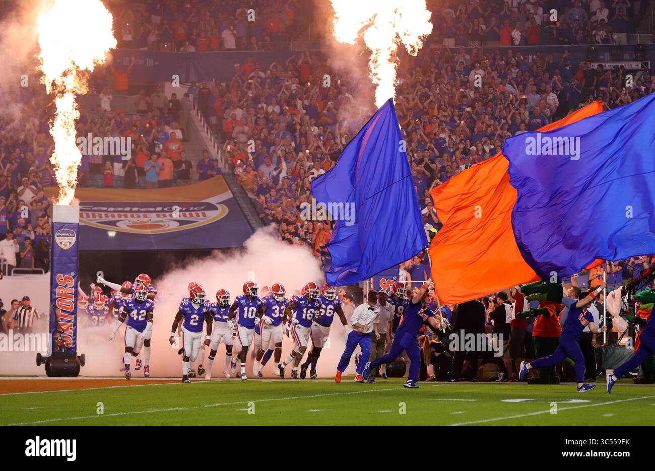 30 dicembre 2019: La squadra di football dei Florida Gators entra in campo per la partita di football Capital One Orange Bowl - NCAA contro i Virginia Cavaliers all'Hard Rock Stadium di Miami Gardens, Florida. La Florida sconfisse la Virginia 36-28. Mario Houben/CSM(immagine di credito: &Copy; Mario Houben/CSM tramite cavo ZUMA) Foto Stock