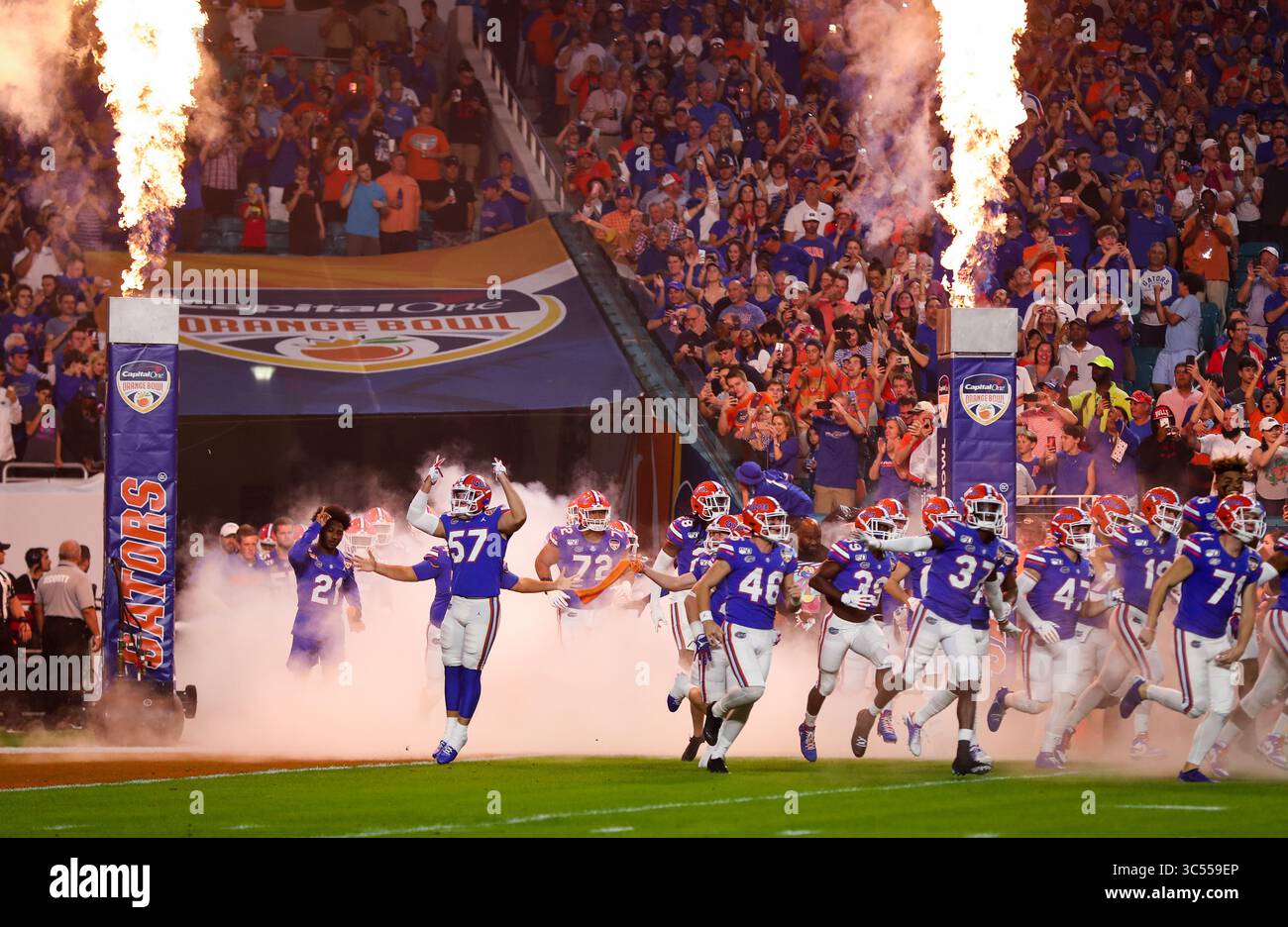 30 dicembre 2019: La squadra di football dei Florida Gators entra in campo per la partita di football Capital One Orange Bowl - NCAA contro i Virginia Cavaliers all'Hard Rock Stadium di Miami Gardens, Florida. La Florida sconfisse la Virginia 36-28. Mario Houben/CSM(immagine di credito: &Copy; Mario Houben/CSM tramite cavo ZUMA) Foto Stock