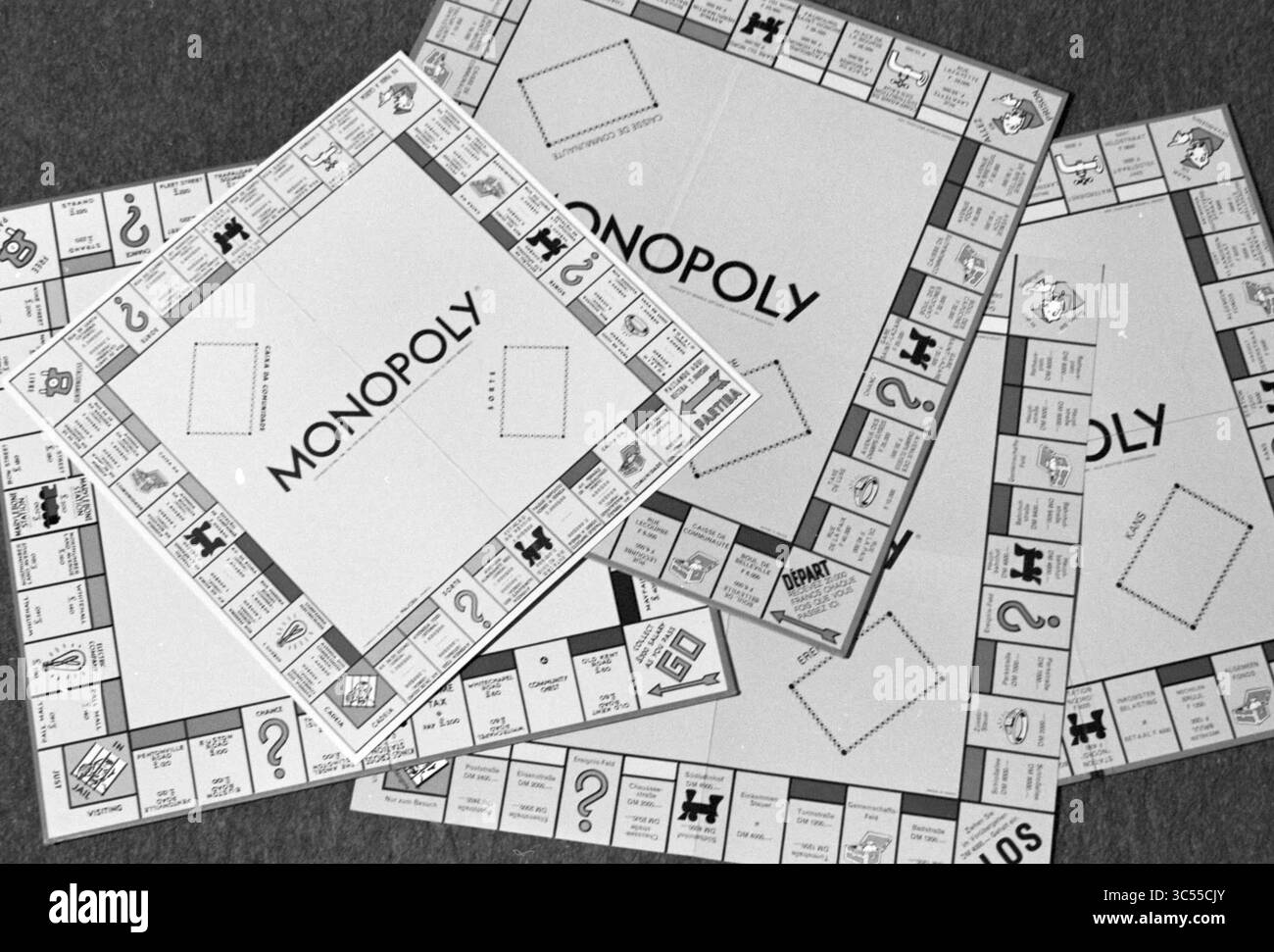 Monopoly Games da vari paesi, giochi e giocattoli, 27-02-1985 Whizgle News, Dutch Desk, Paesi Bassi, 1950-2000 Una raccolta di tabelloni di gioco monopolizzati, con l'iconica disposizione quadrata, gli spazi Chance e Community Chest e il titolo del gioco in primo piano al centro. Foto Stock