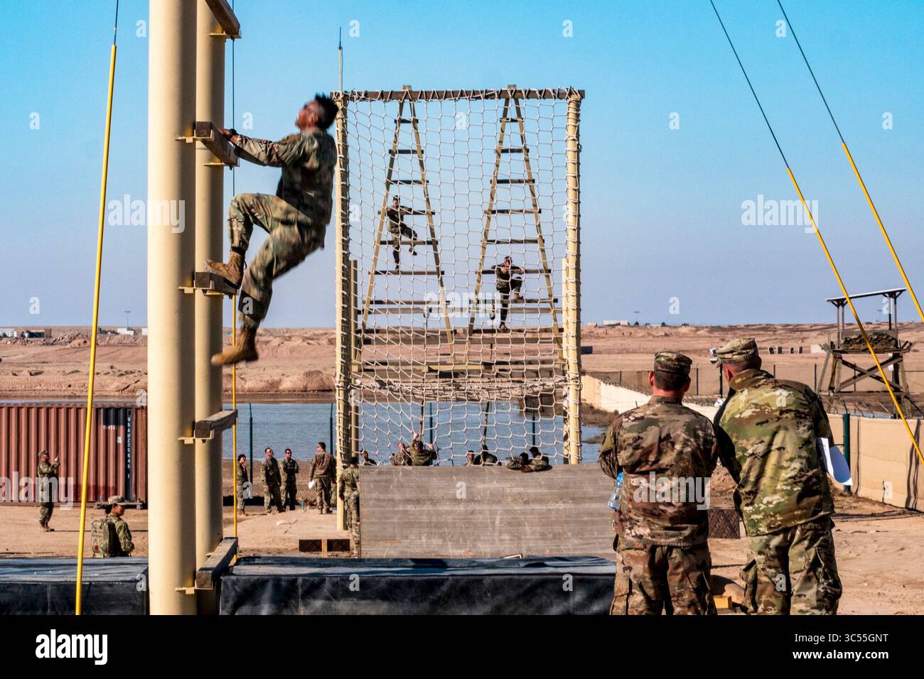 21 dicembre 2019 - Kuwait - i soldati statunitensi del 4-118th Infantry Regiment della Guardia Nazionale della Carolina del Sud, 30th Armored Brigade Combat Team, conducono prove sul percorso ad ostacoli per la scuola d'assalto aereo a Camp Buehring, Kuwait, 21 dicembre 2019. L'unità è schierata per l'operazione Spartan Shield in Medio Oriente e offre scuole ai soldati che vogliono continuare lo sviluppo professionale. (Immagine di credito: © U.S. Army/ZUMA Wire/ZUMAPRESS.com) Foto Stock
