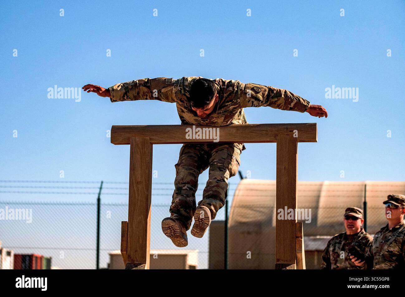 21 dicembre 2019 - Kuwait - soldati statunitensi nel 4-118th Infantry Regiment della Guardia Nazionale della Carolina del Sud, 30th Armored Brigade Combat Team, conducono prove sulla rotta ad ostacoli per la scuola d'assalto aereo a Camp Buehring, Kuwait, 21 dicembre 2019. L'unità è schierata per l'operazione Spartan Shield in Medio Oriente e offre scuole ai soldati che vogliono continuare lo sviluppo professionale. (Immagine di credito: © U.S. Army/ZUMA Wire/ZUMAPRESS.com) Foto Stock