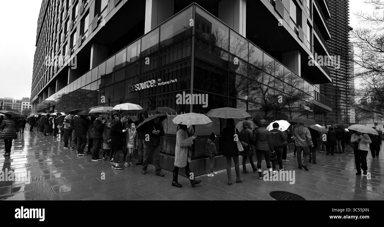 27 dicembre 2019, Washington, DC, USA: Le persone visitano il Newseum e salutano durante gli ultimi giorni prima di chiudere le porte la vigilia di Capodanno. Le note lasciate su una bacheca interattiva recitano "Rip Newseum" e "il Newseum morente dice tutto quando si tratta dello stato delle notizie in America 2019". Il museo è un'icona del giornalismo e della libertà di parola ed è amato da molti, ma è caduto in tempi difficili finanziariamente ed è stato acquistato dalla Johns Hopkins. (Immagine di credito: © Carol Guzy/ZUMA Wire) Foto Stock