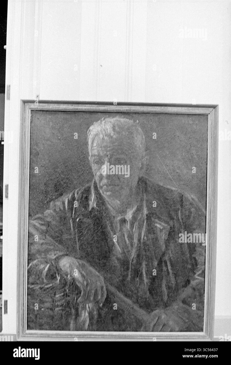 Dipinto ritratto di uomo Whizgle News, Dutch Desk, Paesi Bassi, 1950-2000 Una figura contemplativa poggia il braccio su una superficie, guardando attentamente di lato. Il soggetto è vestito con una giacca robusta e l'espressione suggerisce una profondità di esperienza e riflessione. Lo sfondo è caratterizzato da texture delicate che aggiungono un tocco di umore al pezzo. Foto Stock