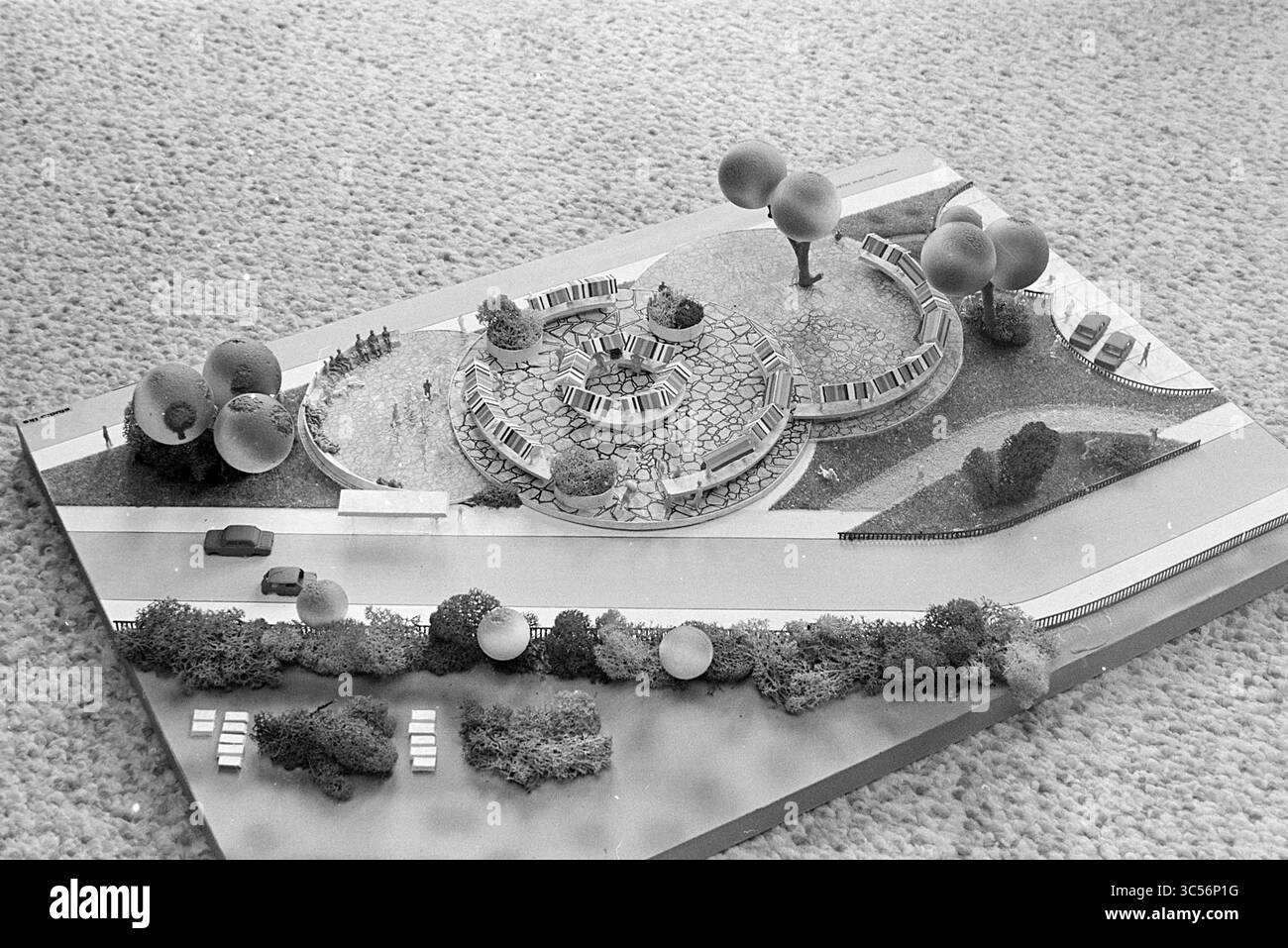 Model Juliana Park, Model, Haarlem, Julianapark, Paesi Bassi, 04-09-1974 Whizgle News, Dutch Desk, Paesi Bassi, 1950-2000 Un modello architettonico dettagliato presenta un parco pubblico dal design complesso, con sentieri arrotondati, aree salotto e spazi verdi, completati da alberi stilizzati e caratteristiche paesaggistiche. Foto Stock