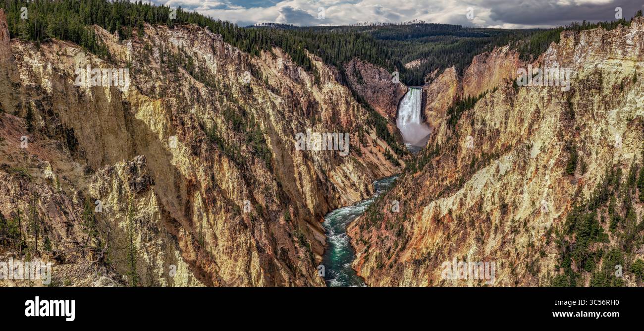 Il fiume Yellowstone scorre attraverso il Grand Canyon di Yellowstone, intagliando una profonda gola in strati di tufo vulcanico, riolite e idroterma Foto Stock