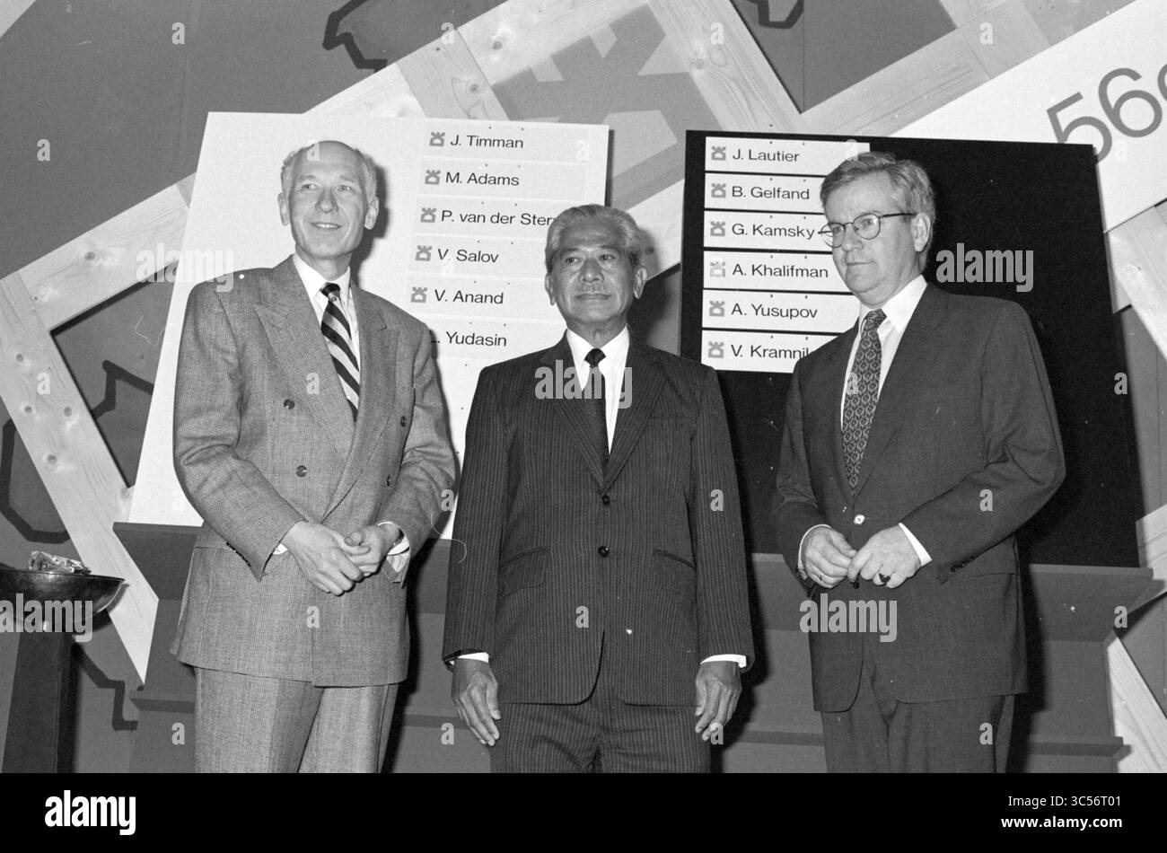 56th Hoogovens Chess Tournament dal 14 al 30 gennaio 1994, Wijk aan Zee, 00-01-1994 Whizgle News, Dutch Desk, Paesi Bassi, 1950-2000 tre signori stanno insieme in un ambiente formale, sorridenti e vestiti in abiti. Sono posizionate di fronte alle bacheche che visualizzano i nomi, probabilmente correlati a un evento o annuncio significativo. L'atmosfera suggerisce un senso di importanza e di cameratismo. Foto Stock