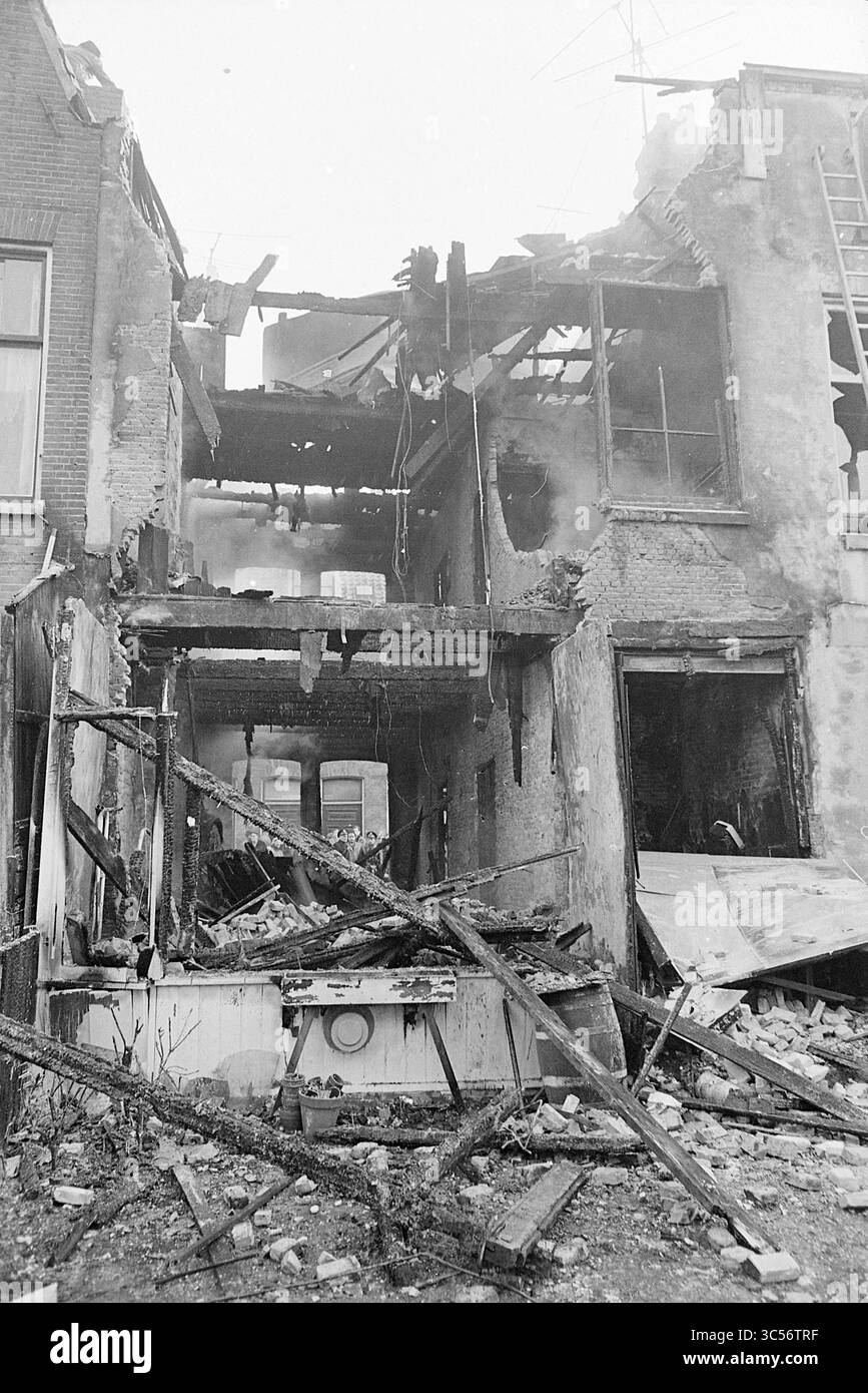 Casa bruciata, Ruychaverstraat, incendi, vigili del fuoco, 12-12-1968 Whizgle News, Dutch Desk, Paesi Bassi, 1950-2000 Un edificio gravemente danneggiato si trova in rovina, con pareti crollate e interni esposti. I detriti sono sparsi in tutta l'area, illustrando le conseguenze della distruzione. Resti carbonizzati e finestre frantumate suggeriscono un incendio o un evento esplosivo che ha portato alla devastazione. Foto Stock