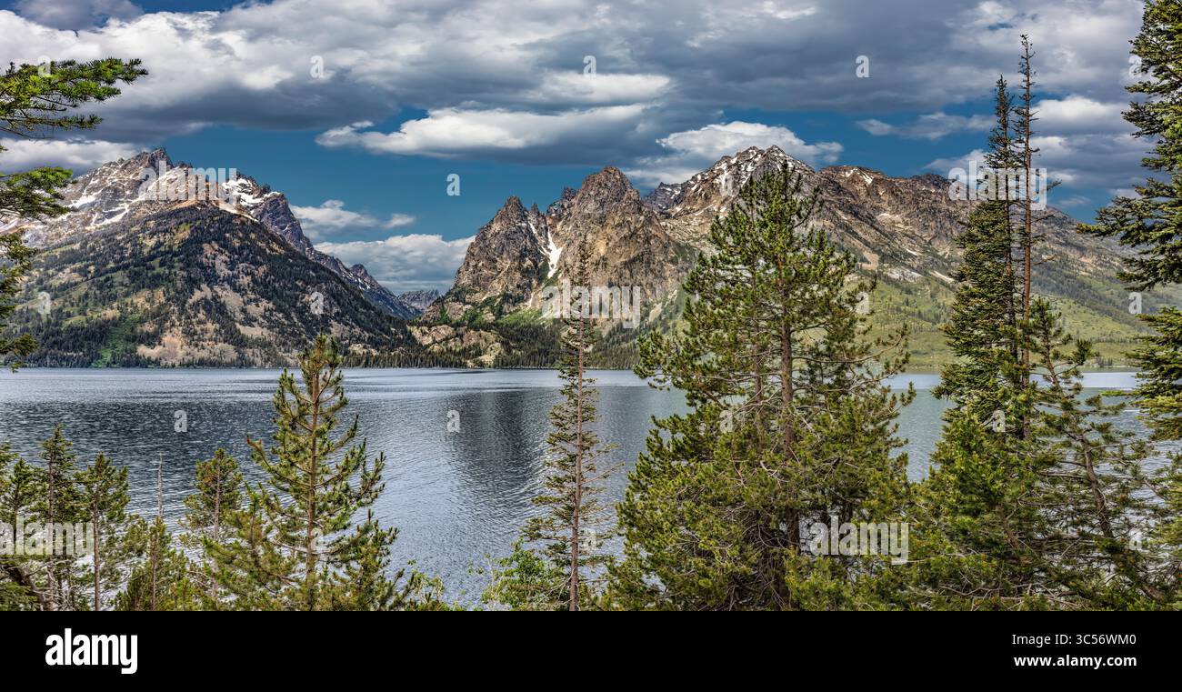 Il lago Jenny si trova alla base dell'aspra Teton Range nel Grand Teton National Park, Wyoming Foto Stock