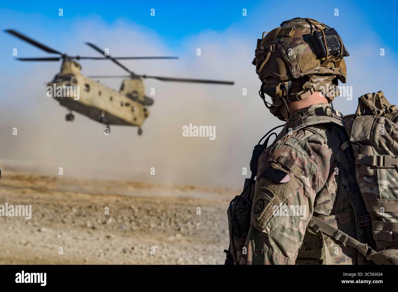 29 dicembre 2019 - Afghanistan - U.S. Army staff Sgt. Jason N. Bobo, assegnato con C Troop, 5th Squadron, 73rd Cavalry Regiment, 3rd Brigade Combat Team, 82nd Airborne Division guarda come un elicottero CH-47 Chinook si prepara ad atterrare in preparazione all'estrazione (EXFIL) di soldati afghani e statunitensi a seguito di un attacco chiave da leader dicembre 29 nel sud-est dell'Afghanistan. (Immagine di credito: © U.S. Army/ZUMA Wire/ZUMAPRESS.com) Foto Stock