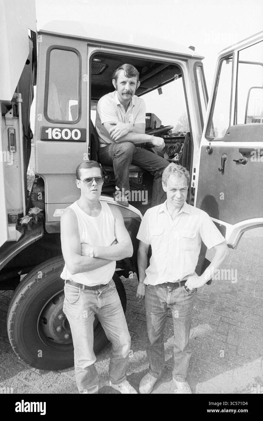 Pulizia municipale dovuta all'ultimo sacco della spazzatura, pulizia, 21-07-1989 Whizgle News, Dutch Desk, Paesi Bassi, 1950-2000 tre uomini posano davanti a un grande camion, mostrando cameratismo. Un uomo siede con sicurezza sul sedile di guida, mentre gli altri due si alzano davanti con le braccia incrociate, mostrando un comportamento rilassato ma vivace. Foto Stock