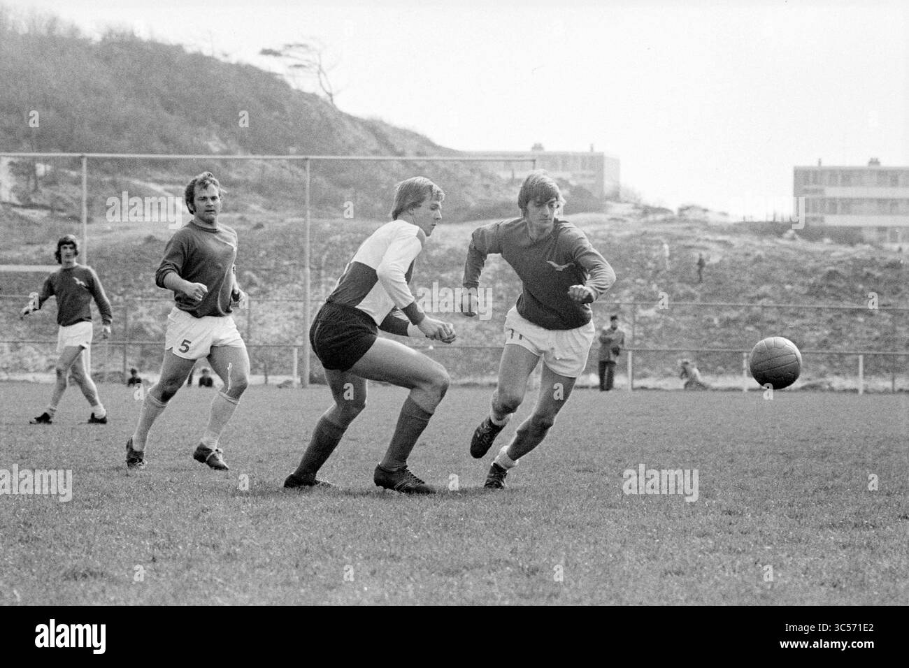 Stormvogels - Alkmaarse Boys, Football V.S.V., Velsen, Stormvogels, 18-04-1971 Whizgle News, Dutch Desk, Paesi Bassi, 1950-2000 Una scena dinamica di una partita di calcio, con giocatori in azione come un atleta insegue abilmente la palla mentre altri due osservano da vicino il gioco. L'energia della concorrenza è palpabile mentre si spostano sul campo con determinazione. Foto Stock