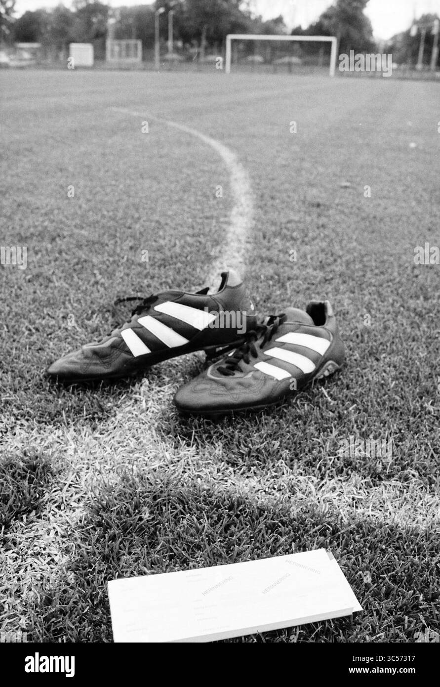 Default in pay football contributions, 22-10-1997 Whizgle News, Dutch Desk, Paesi Bassi, 1950-2000 Un paio di scarpe da calcio nere con strisce bianche si appoggia sull'erba vicino a un pacco, accompagnate da un pezzo di carta piegato. Foto Stock Default in pay football contributions, 22-10-1997 Whizgle News, Dutch Desk, Paesi Bassi, 1950-2000 Un paio di scarpe da calcio nere con strisce bianche si appoggia sull'erba vicino a un pacco, accompagnate da un pezzo di carta piegato. Foto Stock