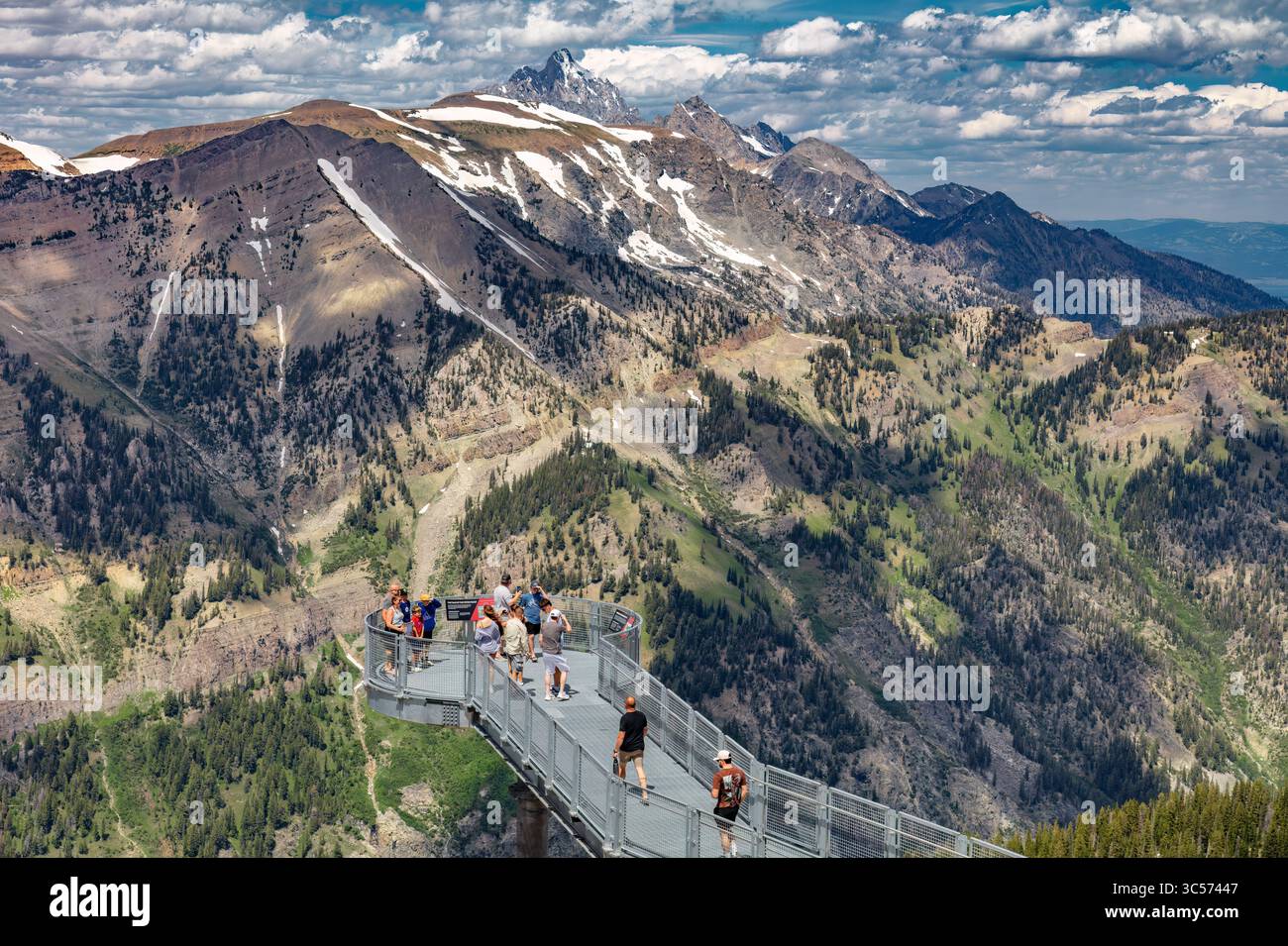 La piattaforma "Big Red" Jackson Hole tram Summit sul monte Rendezvous offre ai visitatori una vista panoramica della catena montuosa di Teton sullo sfondo. Foto Stock