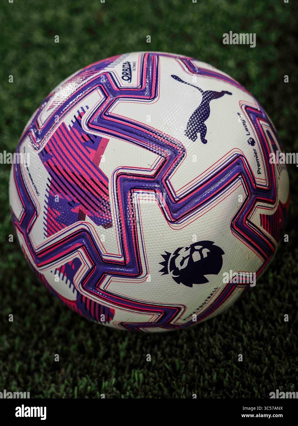 Hull, Regno Unito . 29 luglio 2025. Nella foto, da sinistra a destra, pallone Leagye della stagione 25/26 con logo della Premier League e PUMA visibili durante Hull City vs Sunderland - Club Friendly all'MKM Stadium. Crediti: Freddie Yeo/Alamy Live News Foto Stock