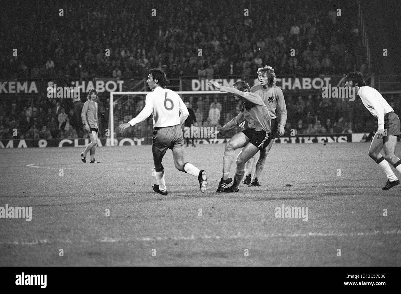 Paesi Bassi - Polonia, calcio, 10-10-1973 Whizgle News, Dutch Desk, Paesi Bassi, 1950-2000 Un momento dinamico sul campo di calcio cattura i giocatori in azione, mostrando una partita tesa con un atleta che manovra abilmente per sfuggire ai difensori, mentre un altro si prepara a fare un gioco cruciale. La folla sullo sfondo riflette l'emozione del gioco. Foto Stock
