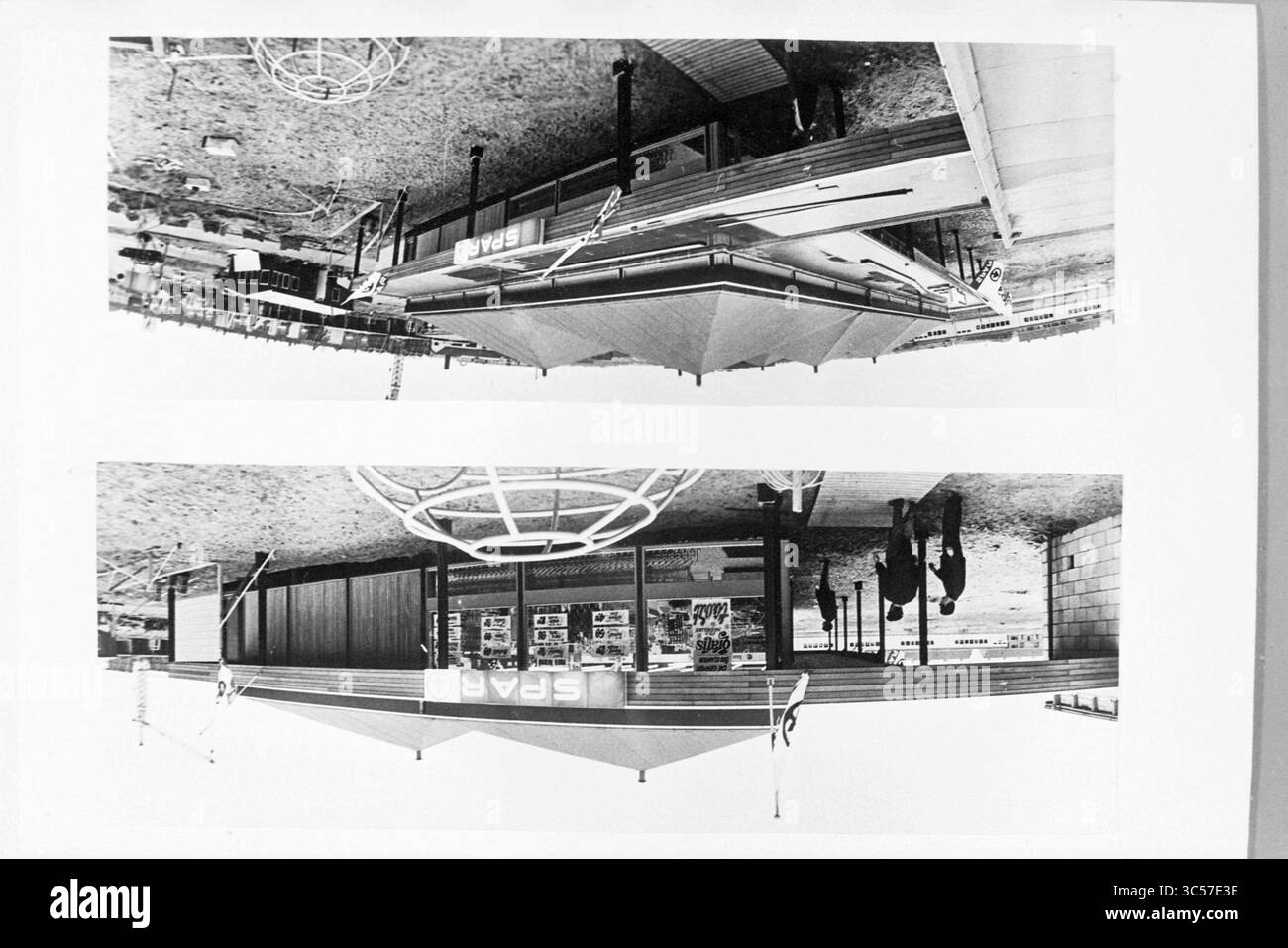 Relazioni per il sindaco Nawijn, Zandvoort, 22-06-1977 Whizgle News, Dutch Desk, Paesi Bassi, 1950-2000 Un edificio in stile retrò caratterizzato da un segno prominente, con elementi architettonici distinti, circondato da persone e varie esposizioni. La scena cattura un'atmosfera vibrante con un mix di attività e coinvolgimento del pubblico. Foto Stock