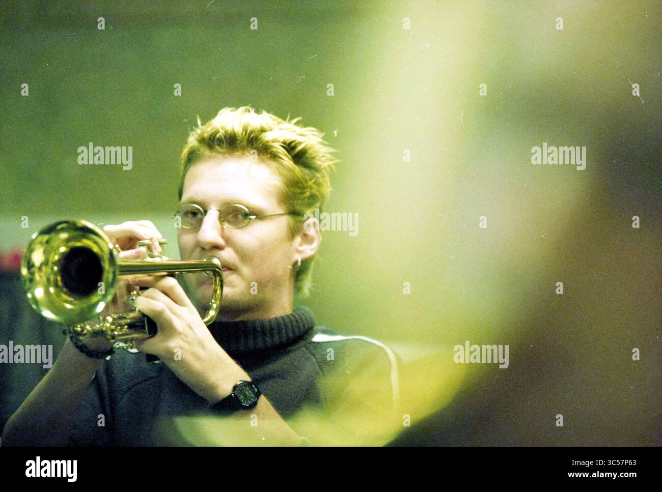 Jeroen Kievit Trumpetist, IJmuiden, Paesi Bassi, 09-12-1999 Whizgle News, Dutch Desk, i Paesi Bassi, 1950-2000 Un musicista suona con passione la tromba, mostrando la loro dedizione e abilità. L'attenzione è concentrata sul loro volto espressivo e sulle caratteristiche distintive, evidenziando la gioia di fare musica. Foto Stock