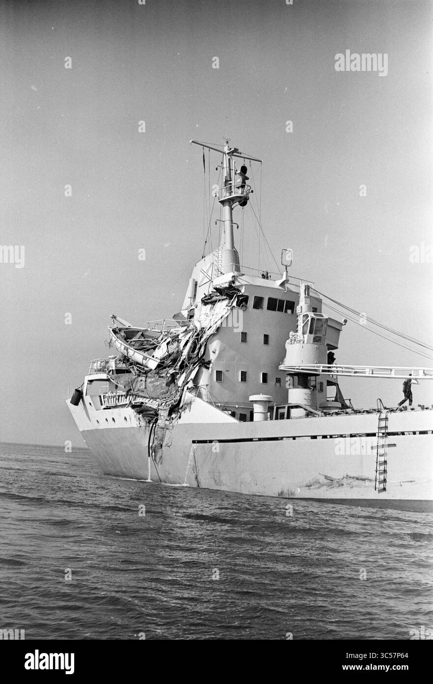 Naufragio "Bemisua", Collision of Ships, 22-03-1972 Whizgle News, Dutch Desk, Paesi Bassi, 1950-2000 Una nave danneggiata poggia sulla superficie dell'acqua, la sua prua mostra un notevole collasso strutturale e distorsione, con detriti appesi precariamente ai lati. La scena evoca un senso di disastro marittimo e l'impatto dei mari turbolenti. Foto Stock