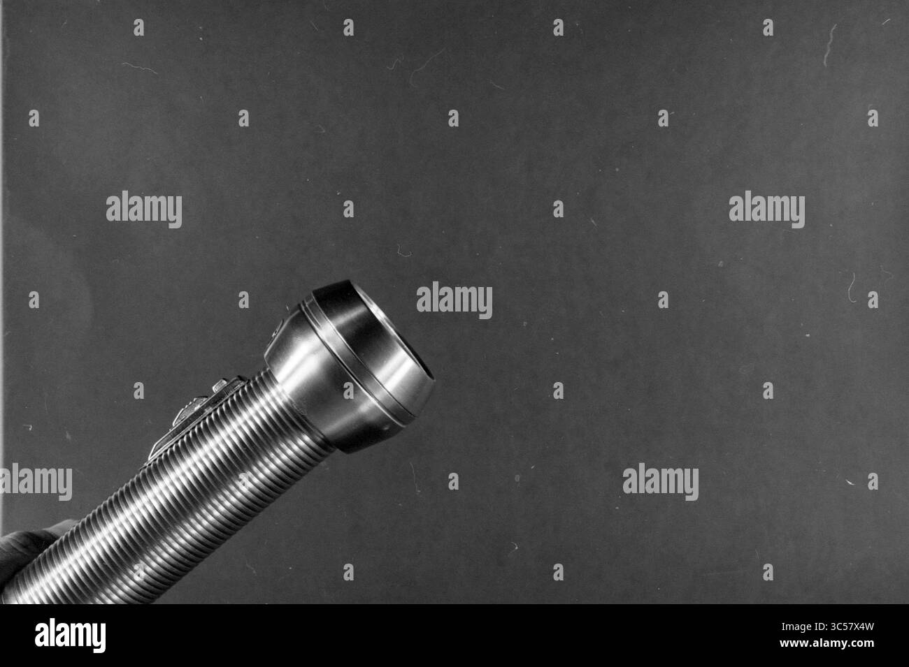 Torcia ad asta, varie, illuminazione, 30-05-1986 Whizgle News, Dutch Desk, i Paesi Bassi, 1950-2000 Un'elegante torcia metallica con impugnatura testurizzata, orientata verso l'angolo superiore destro, mette in risalto il suo design resistente e la potente sorgente luminosa. Foto Stock