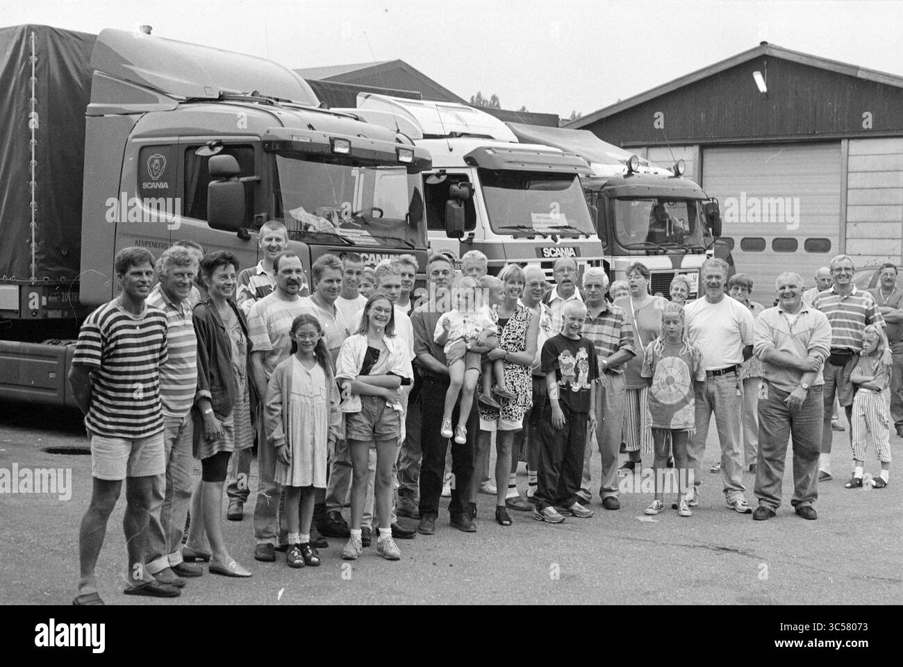 Partenza di forniture di soccorso per la Polonia, Nieuw-Vennep, Nieuw-Vennep, 21-08-1997 Whizgle News, Dutch Desk, i Paesi Bassi, 1950-2000 Un gruppo eterogeneo di persone, tra cui bambini e adulti, si riunisce davanti a una flotta di camion, esprimendo cameratismo e spirito comunitario. Foto Stock