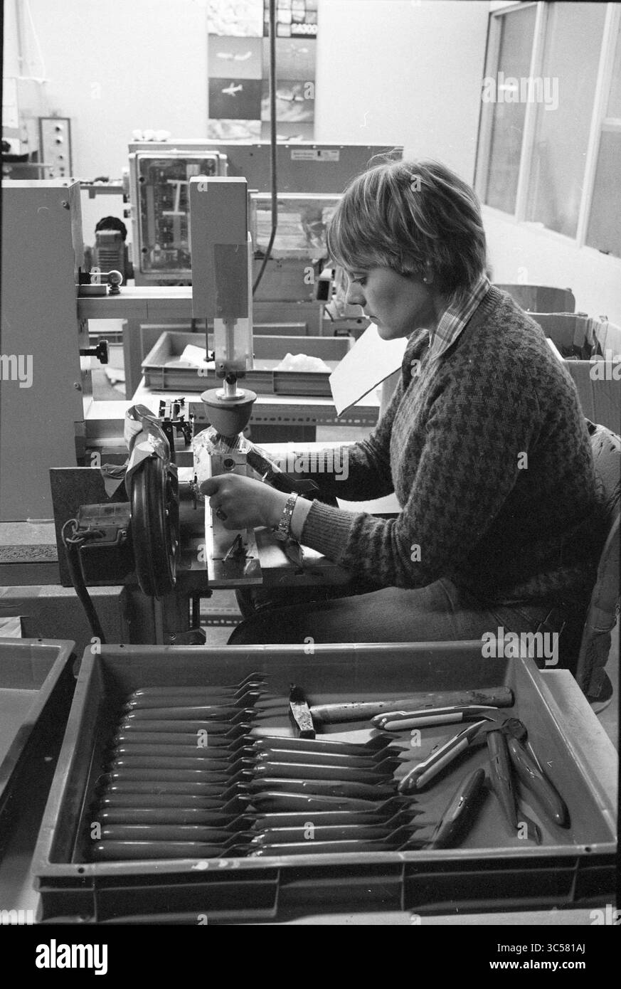 Modellista I.M.C. Nieuw-Vennep, modellismo, modellismo, Nieuw-Vennep, 30-06-1981 Whizgle News, Dutch Desk, Paesi Bassi, 1950-2000 Un operaio specializzato si concentra intensamente sull'assemblaggio di utensili in una stazione di produzione, circondato da varie attrezzature e attrezzi ordinati. Foto Stock