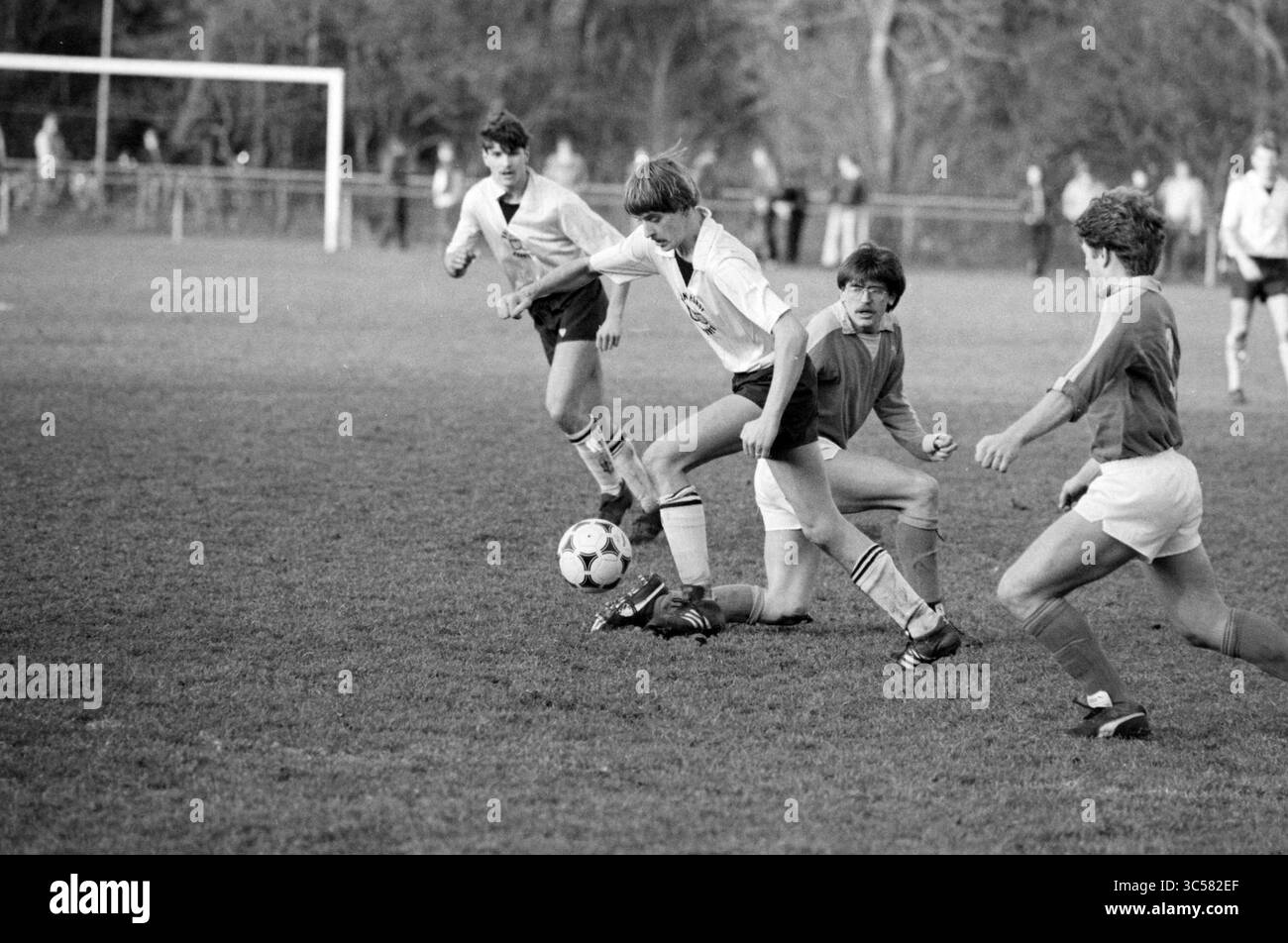 IJmuiden - Nunspeet, Football IJmuiden, 08-01-1983 Whizgle News, Dutch Desk, Paesi Bassi, 1950-2000 Una scena dinamica su un campo di calcio in cui i giocatori sono impegnati in un intenso momento di gioco, con un giocatore che manovra abilmente la palla mentre gli avversari tentano di intercettarla. L'azione cattura lo spirito competitivo e il lavoro di squadra insiti nello sport. Foto Stock