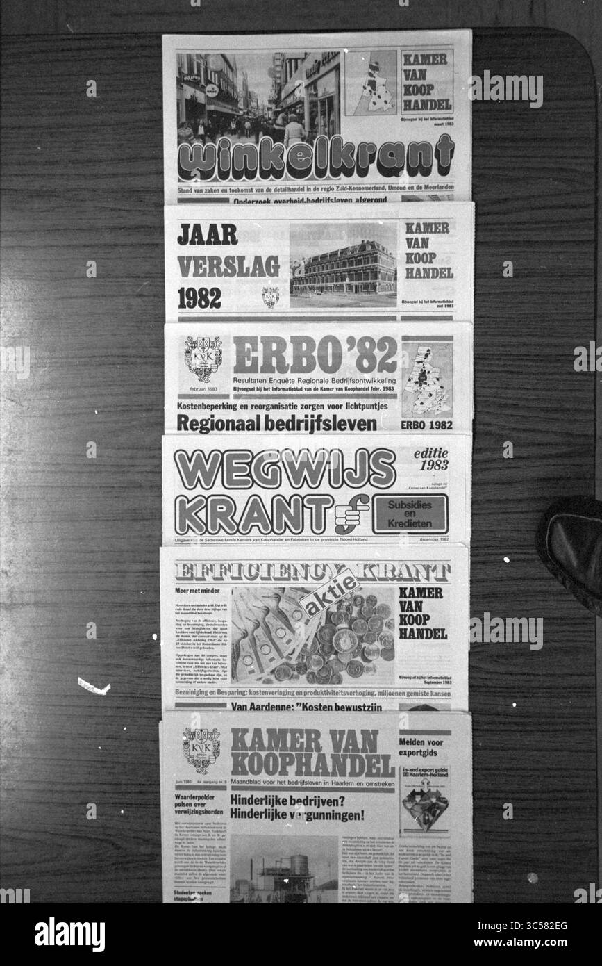 Giornali, camera di commercio e fabbriche, 16-09-1983 Whizgle News, Dutch Desk, Paesi Bassi, 1950-2000 Una raccolta di giornali locali con varie pubblicità e articoli, che evidenziano aziende ed eventi dei primi anni '1980 I titoli riflettono temi del commercio e della comunità, indicando un'attenzione particolare al commercio e ai servizi regionali. Foto Stock