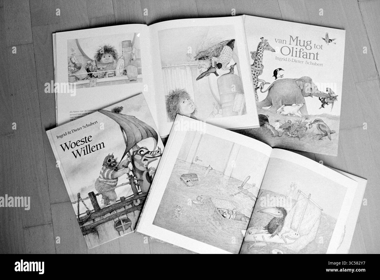 An Luthard, The Admiration, 12-10-1995 Whizgle News, Dutch Desk, Paesi Bassi, 1950-2000 viene esposta Una collezione di libri illustrati con personaggi e scene stravaganti, tra cui un procione malizioso e vari animali che si imbarcano in avventure. Le vivaci illustrazioni invitano i lettori a narrazioni incantevoli, mentre i titoli suggeriscono temi di trasformazione ed esplorazione. Foto Stock