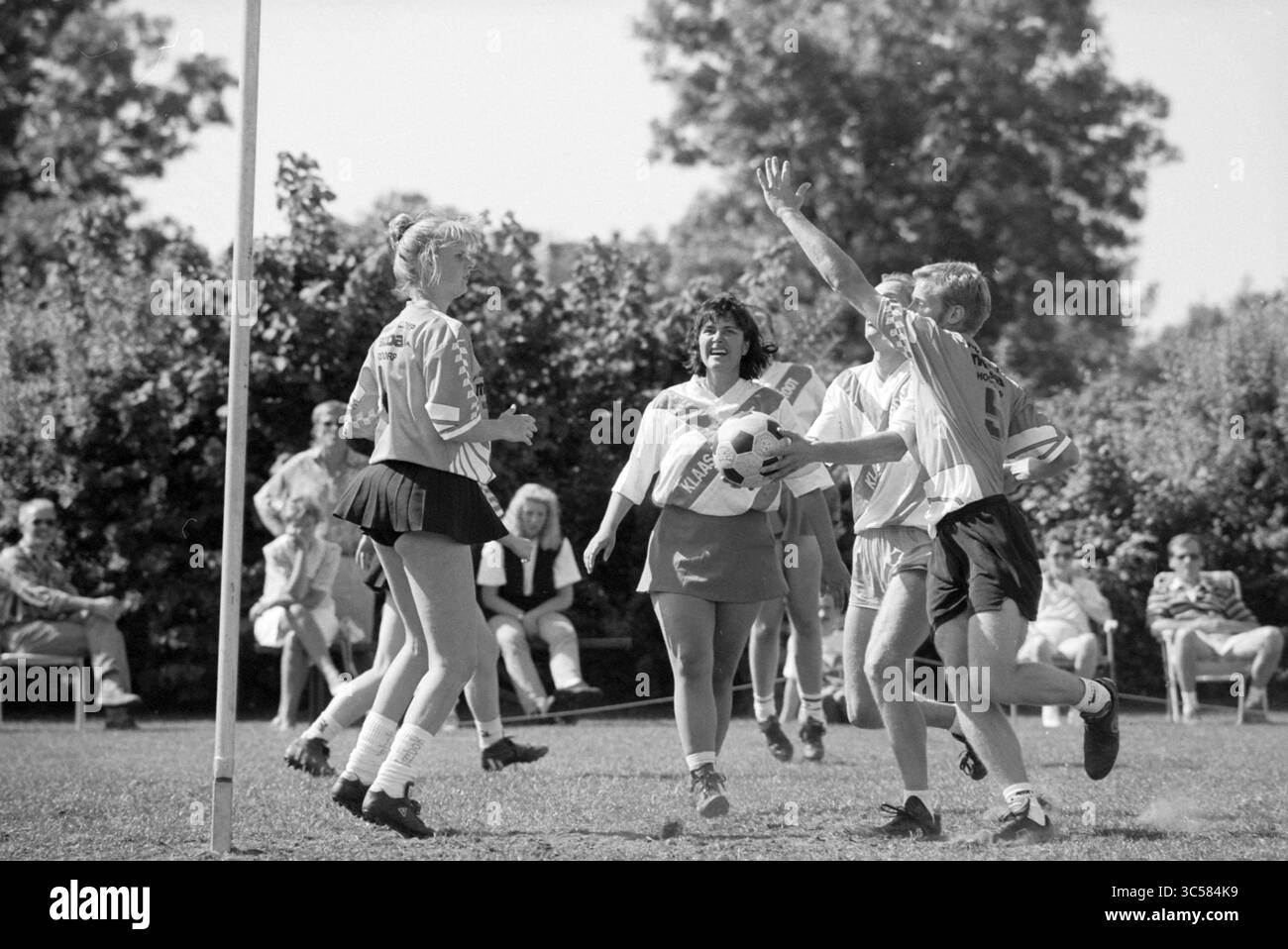Korfball KIOS - Twice Six (2x6), Nieuw-Vennep, 21-05-1993 Whizgle News, Dutch Desk, Paesi Bassi, 1950-2000 Un gruppo di quattro giocatori celebra un gol sul campo, con un giocatore che alza le braccia in gioia. La scena è vivace e mostra entusiasmo e cameratismo tra i compagni di squadra, mentre gli spettatori possono essere visti sullo sfondo. Foto Stock