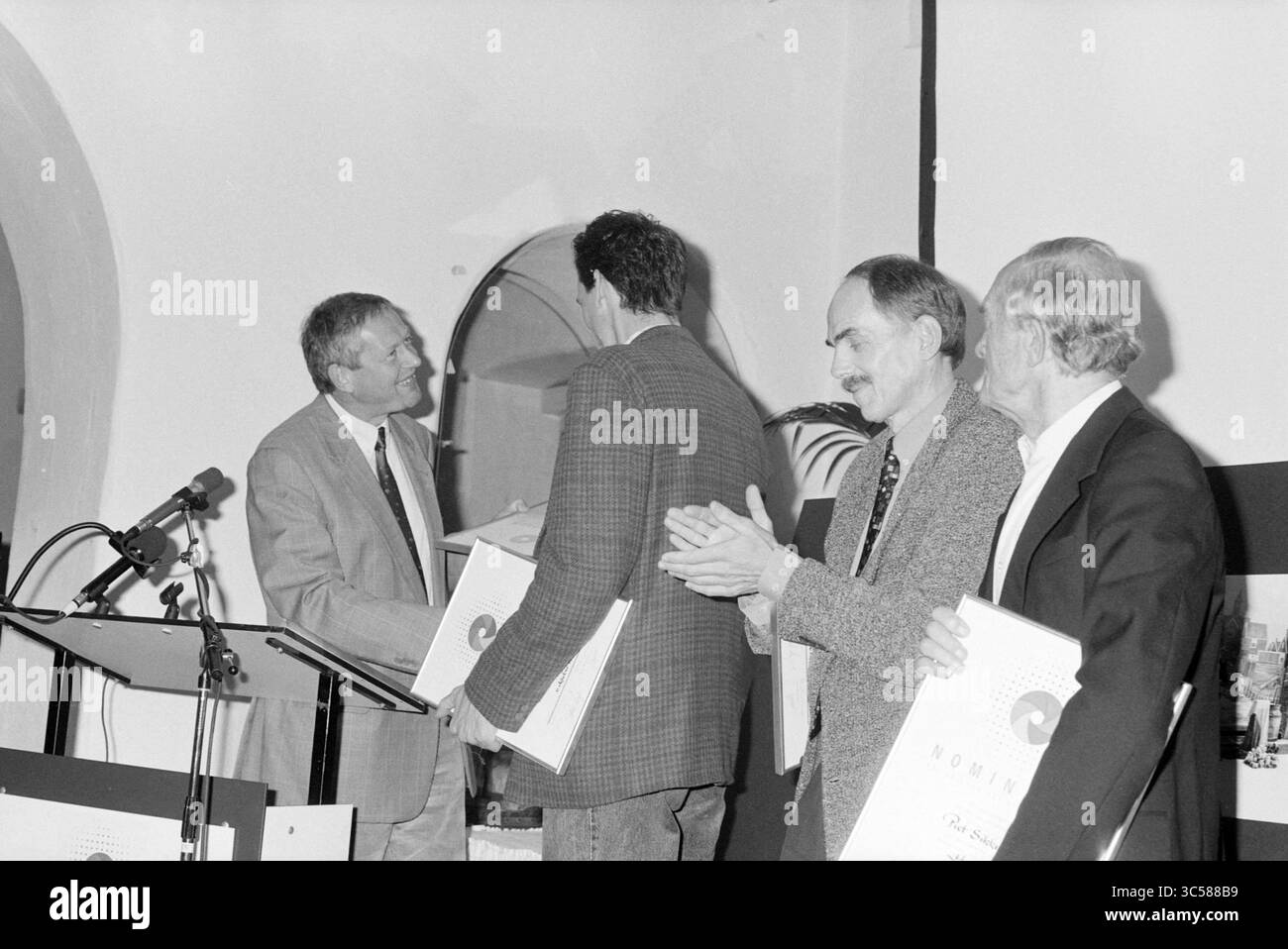 Presentazione del premio fotografico annuale, ABC, Amsterdam, Amsterdam, Paesi Bassi, 05-10-1994 Whizgle News, Dutch Desk, Paesi Bassi, 1950-2000 Un gruppo di persone è impegnato in un evento formale, con una persona che riceve un premio mentre altri esprimono il loro apprezzamento. L'atmosfera suggerisce una celebrazione dei risultati, sottolineando l'importanza del riconoscimento all'interno di una comunità professionale o creativa. Foto Stock