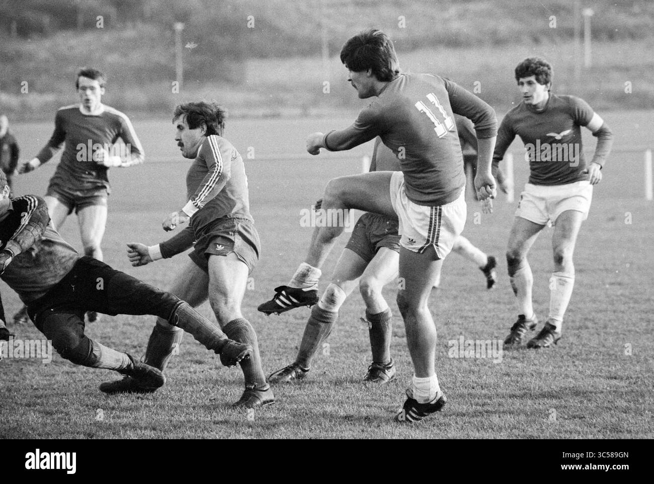 Stormvogels - NDSM, Football V.S.V., Velsen, Stormvogels, 29-11-1980 Whizgle News, Dutch Desk, Paesi Bassi, 1950-2000 Un momento dinamico sul campo cattura i giocatori in azione durante una partita di rugby, mostrando atletismo e lavoro di squadra mentre un giocatore manovra abilmente i difensori mentre altri si impegnano nel gioco. L'intensità della competizione è palpabile mentre si battono per la vittoria. Foto Stock