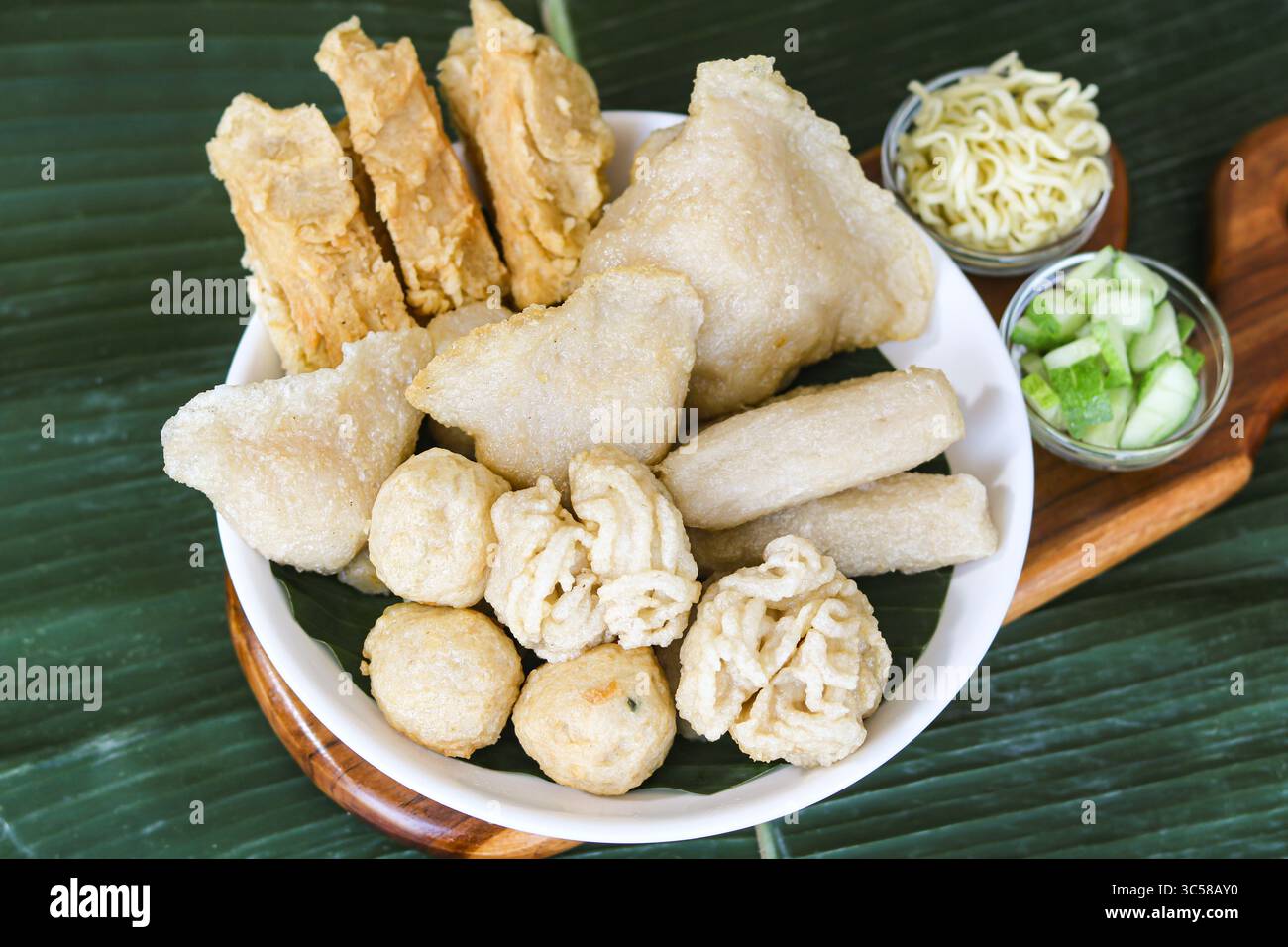 Un generoso piatto con un assortimento di Pempek (o Empek-Empek), un tradizionale piatto indonesiano di torta di pesce di Palembang. Foto Stock